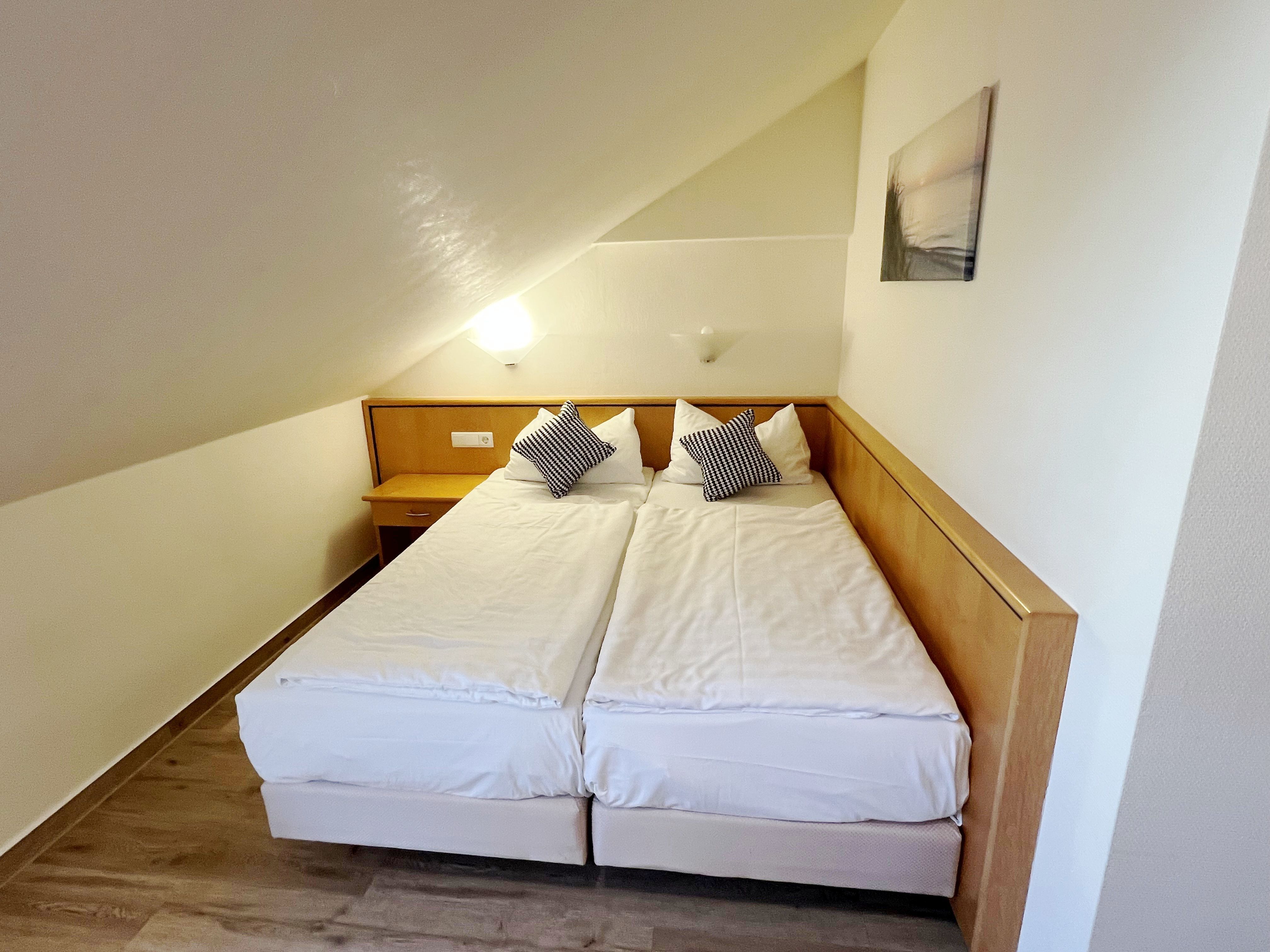 Dünenpark Binz Komfortplus Ferienwohnung mit 1 Schlafzimmer und Balkon im Dachgeschoss (148) Insel Rügen - Schlafzimmer