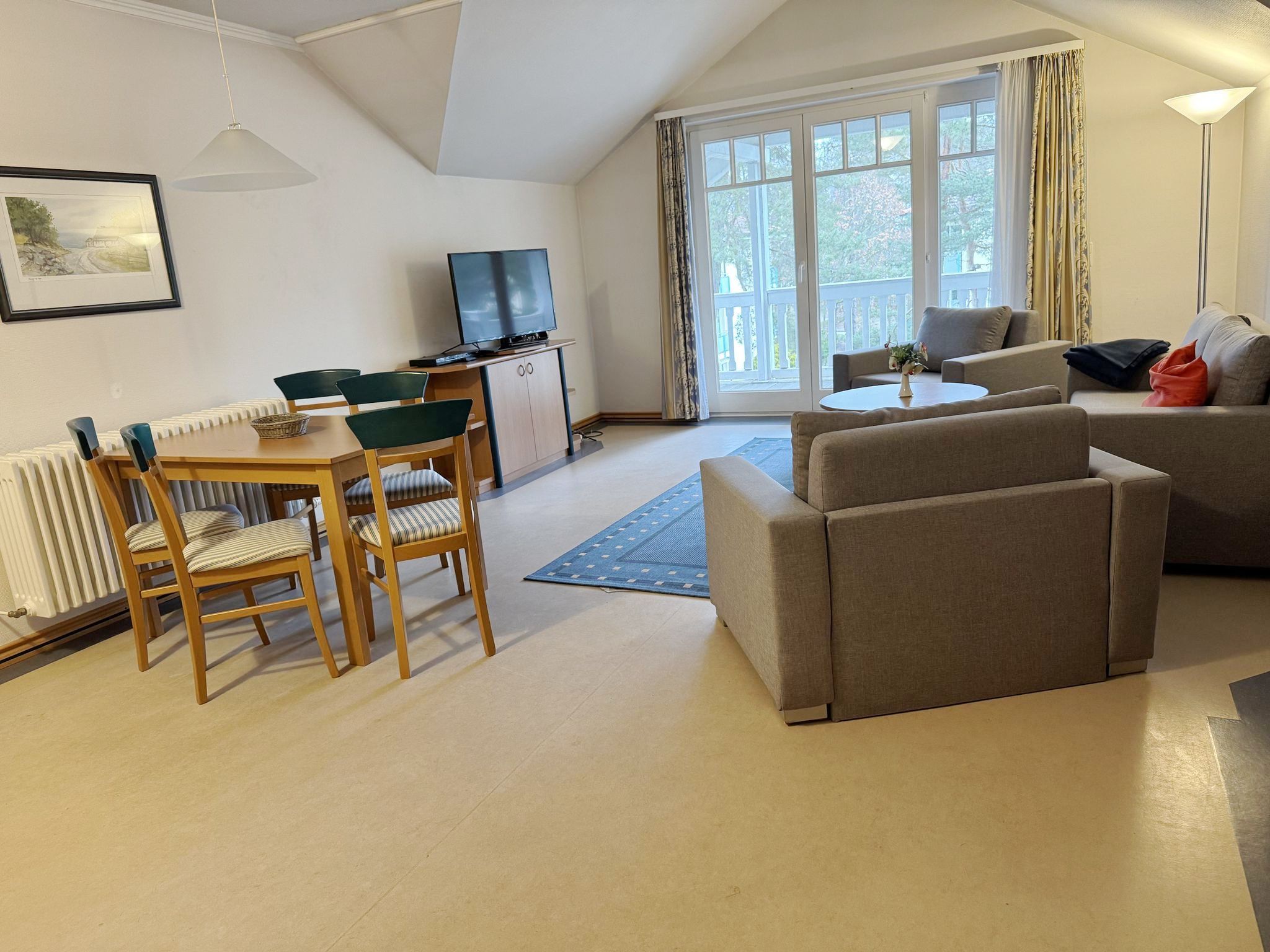 Dünenpark Binz Klassik Ferienwohnung mit 1 Schlafzimmer und Balkon im Dachgeschoss (258) Insel Rügen - Wohnzimmer