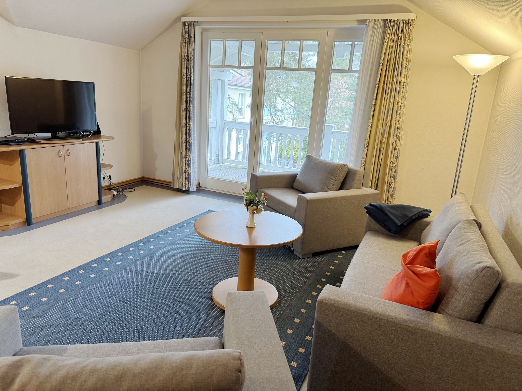 Dünenpark Binz Klassik Ferienwohnung mit 1 Schlafzimmer und Balkon im Dachgeschoss (258) Insel Rügen - Wohnzimmer