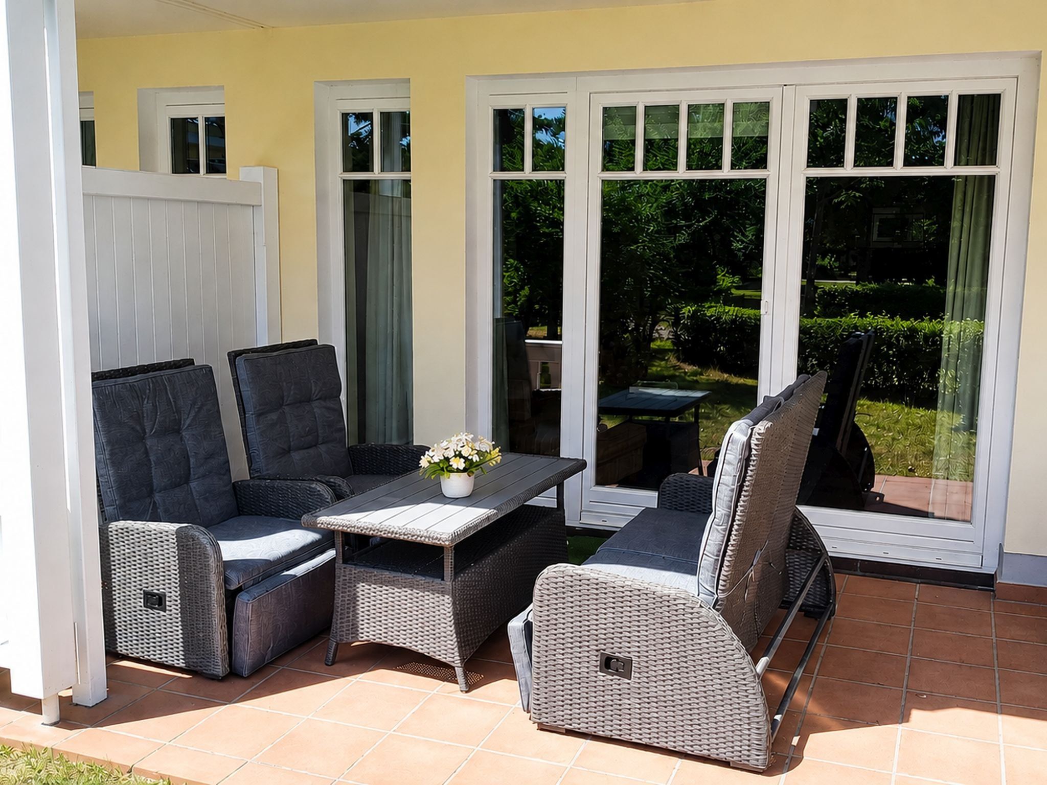 Dünenpark Binz Komfortplus Ferienwohnung mit 1 Schlafzimmer und Terrasse im Erdgeschoss (128) Insel Rügen - Terrasse