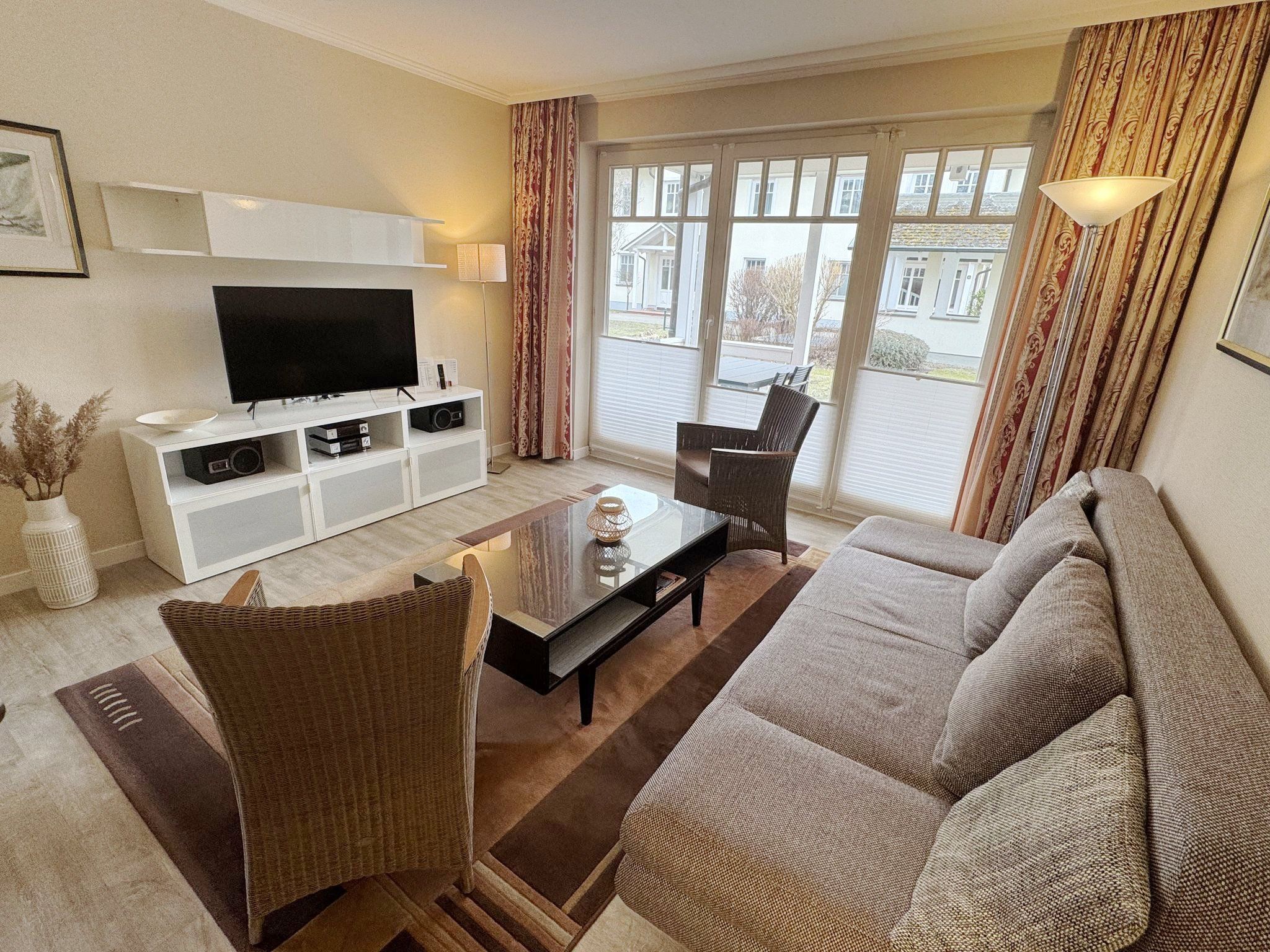 Dünenpark Binz Komfortplus Ferienwohnung mit 1 Schlafzimmer und Terrasse im Erdgeschoss (213) Insel Rügen - Wohnzimmer