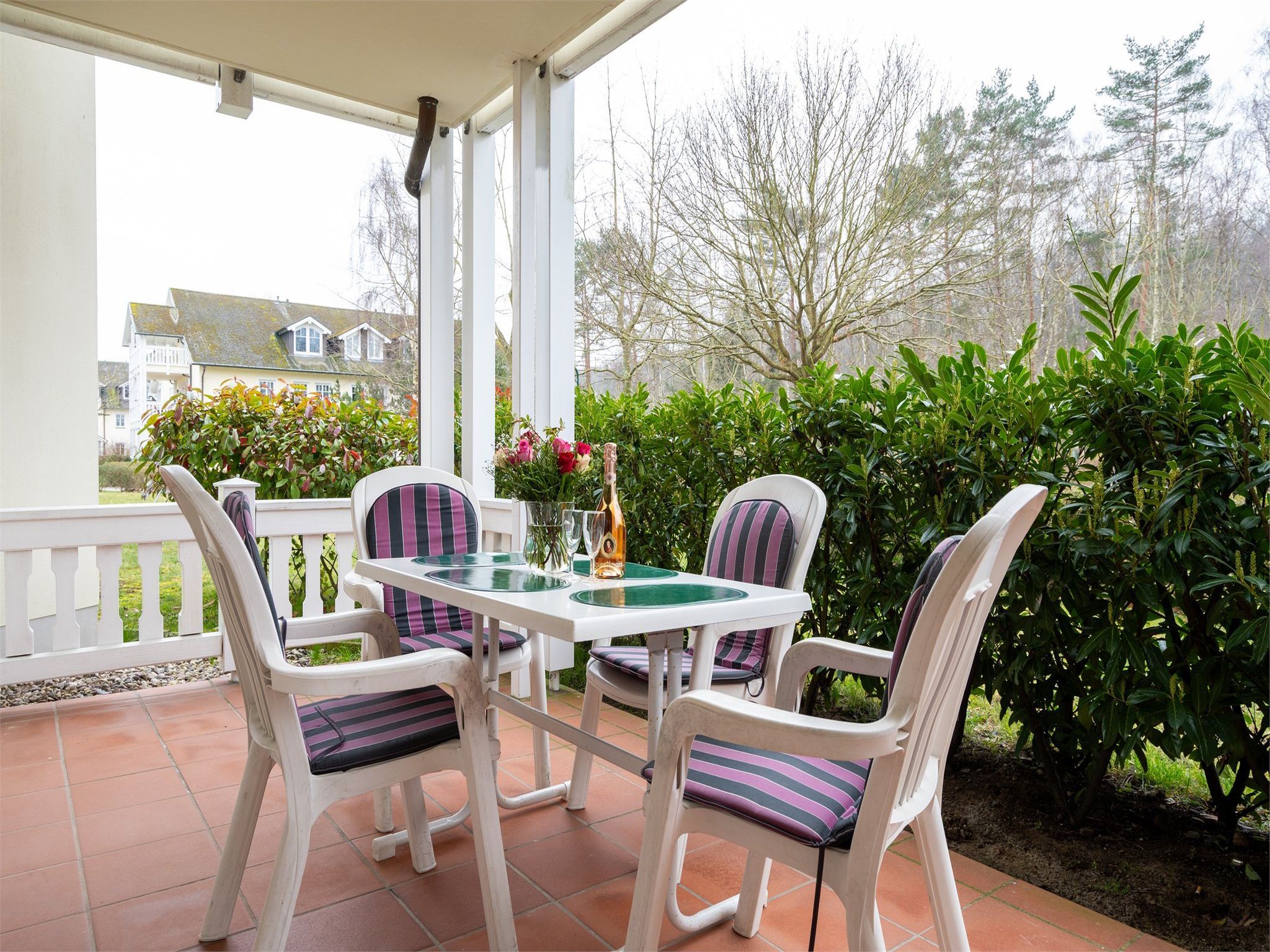 Dünenpark Binz Komfort Ferienwohnung mit 1 Schlafzimmer und Terrasse im Erdgeschoss (002) Insel Rügen - Terrasse