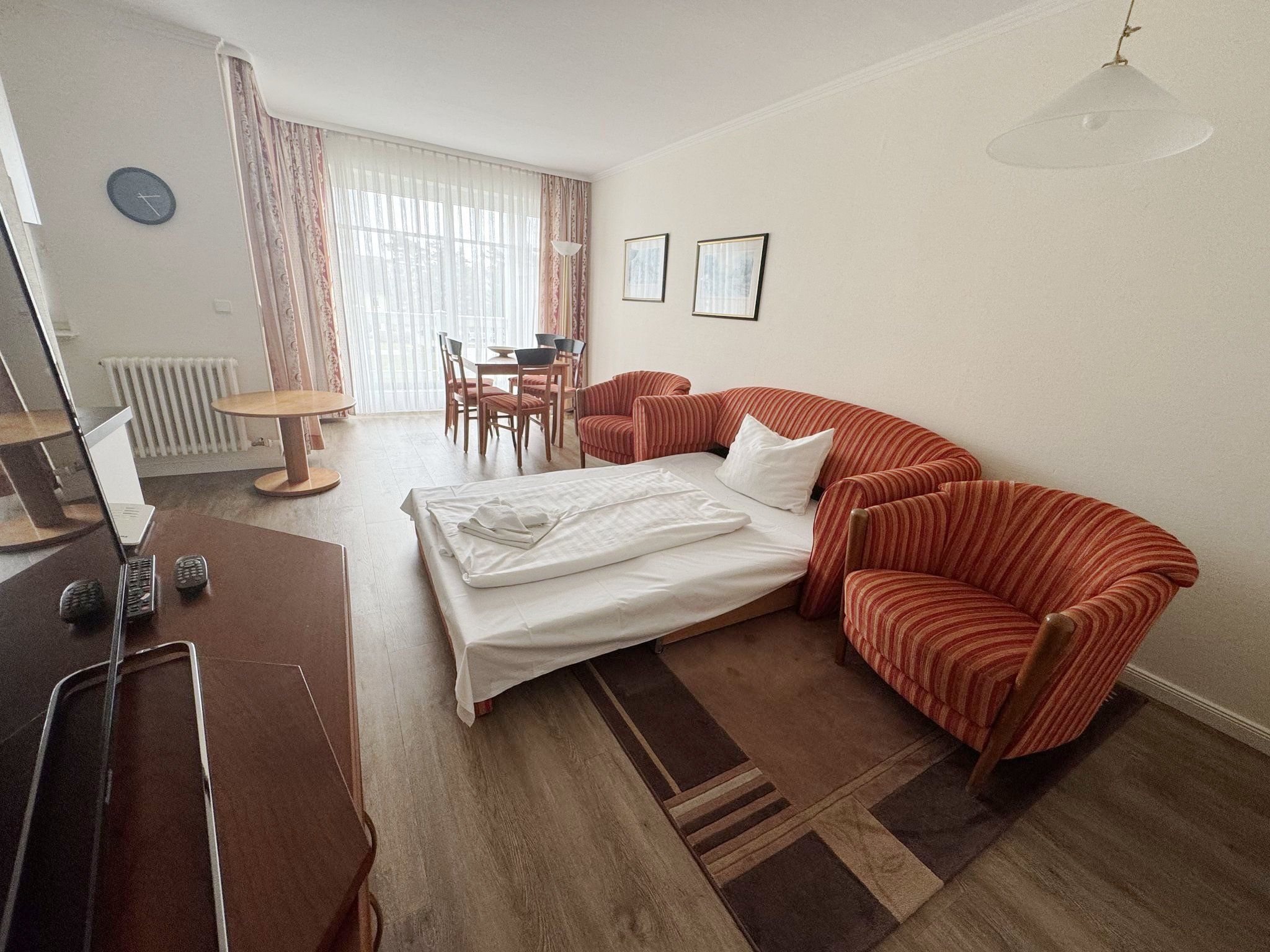 Dünenpark Binz Komfort Ferienwohnung mit 2 Schlafzimmern und Balkon im Dachgeschoss (218) Insel Rügen - Wohnzimmer
