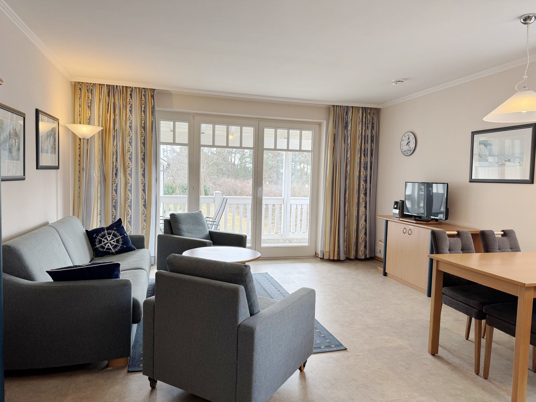 Dünenpark Binz Komfort Ferienwohnung mit 1 Schlafzimmer und Balkon im Obergeschoss (225) Insel Rügen - Wohnzimmer