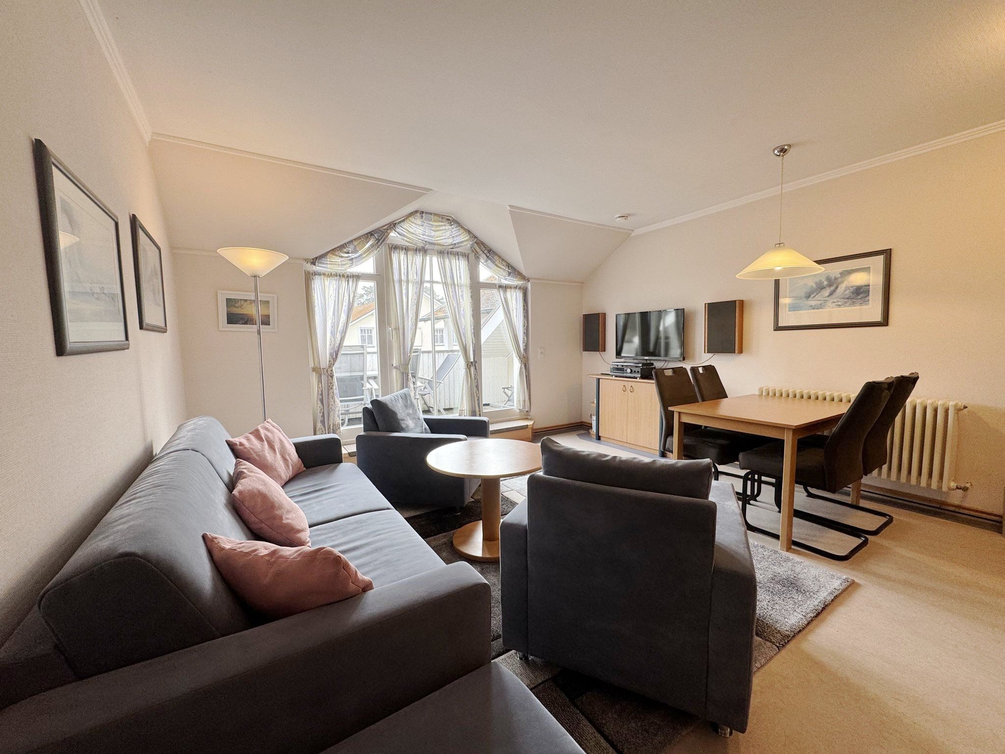Dünenpark Binz Komfort Ferienwohnung mit 1 Schlafzimmer, Balkon und Schlafmöglichkeit im Dachgeschoß (235) Insel Rügen - Wohnzimmer