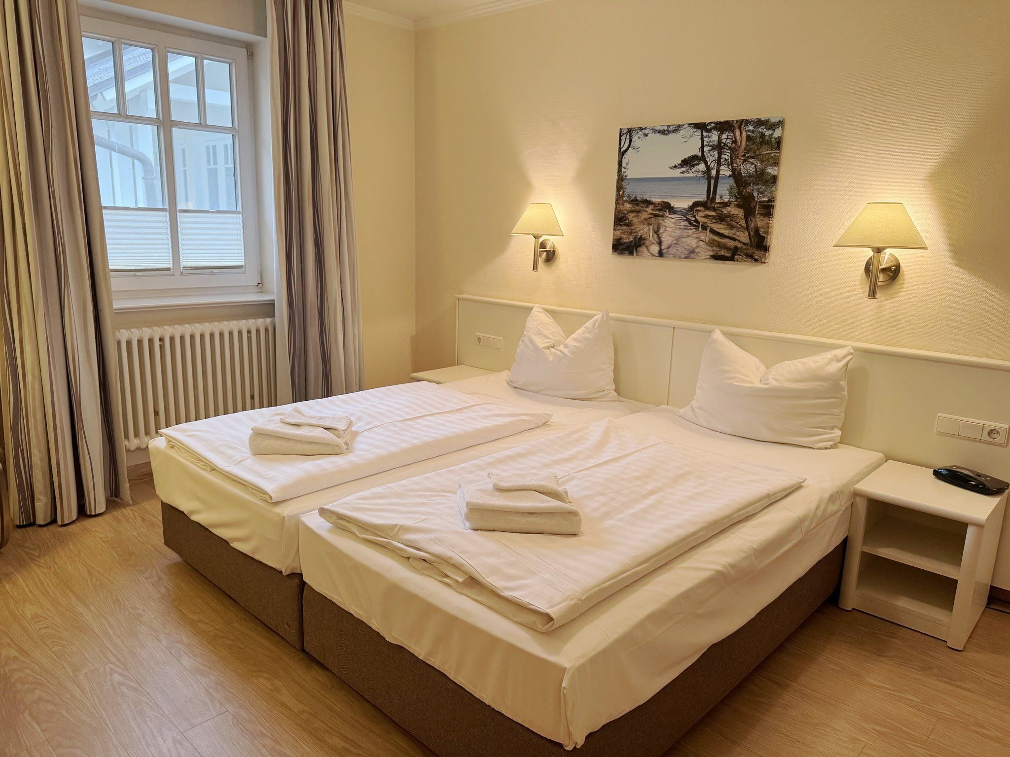 Dünenpark Binz Komfortplus Ferienwohnung mit 1 Schlafzimmer und Balkon im Obergeschoss (254) Insel Rügen - Schlafzimmer