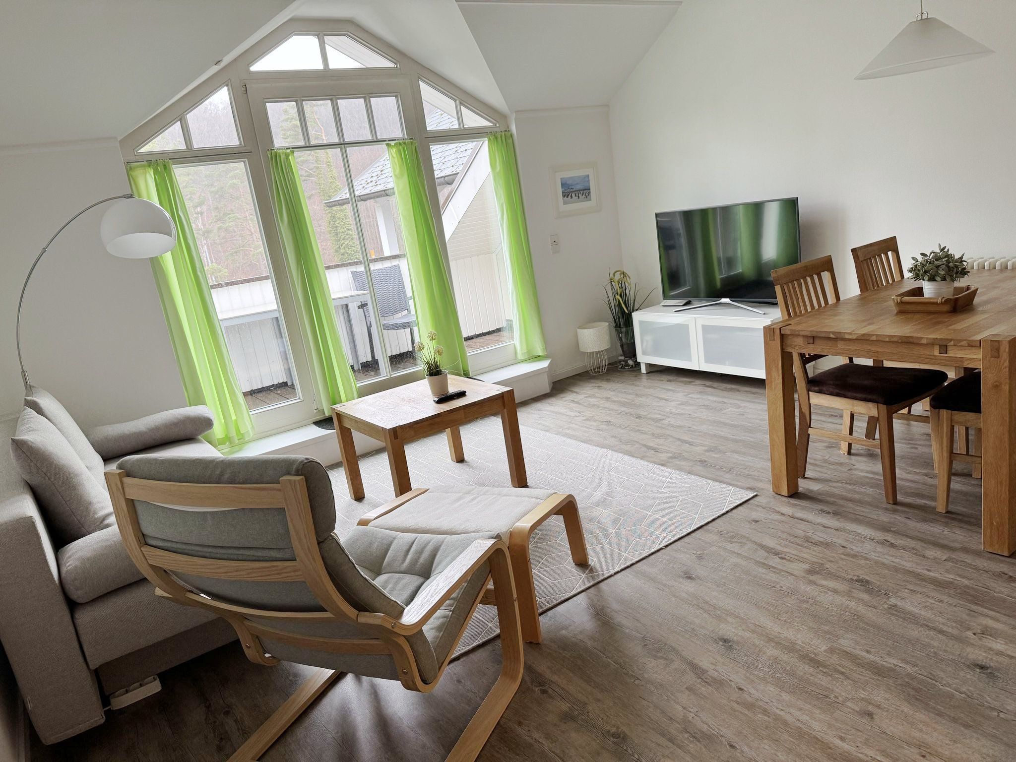 Dünenpark Binz Komfortplus Ferienwohnung mit 1 Schlafzimmer und Balkon im Dachgeschoss (295) Insel Rügen - Wohnzimmer