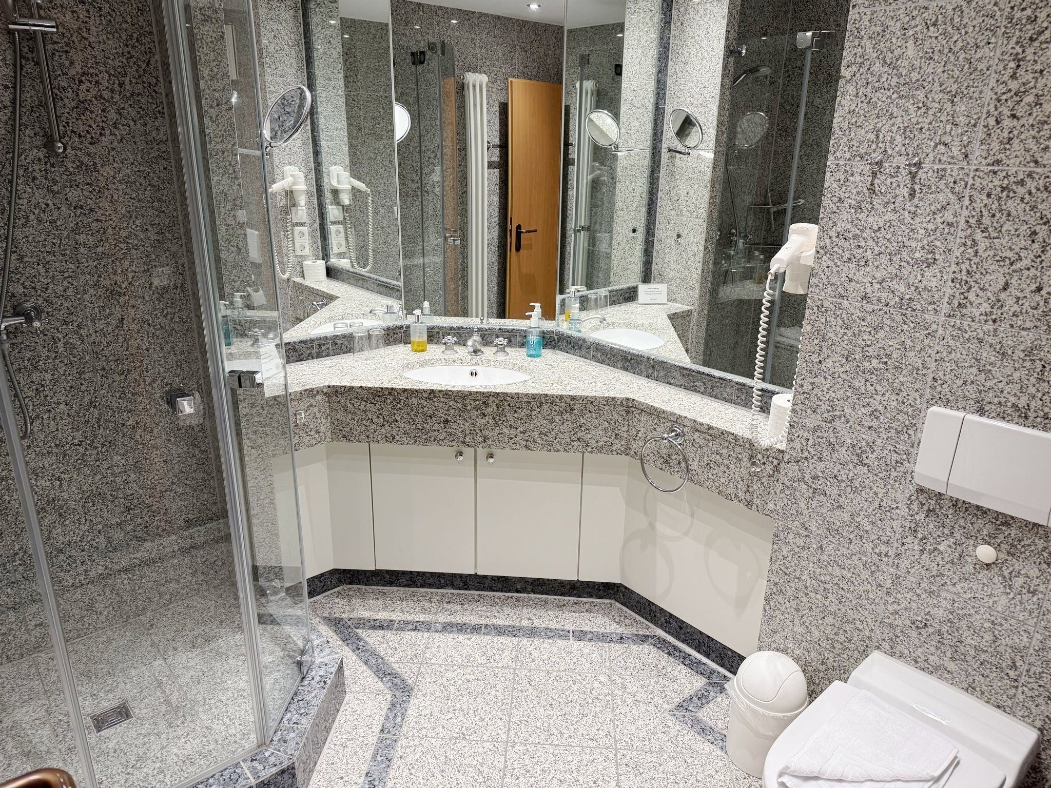 Dünenpark Binz Komfort Ferienwohnung mit 1 Schlafzimmer und Balkon im Dachgeschoss (306) Insel Rügen - Badezimmer