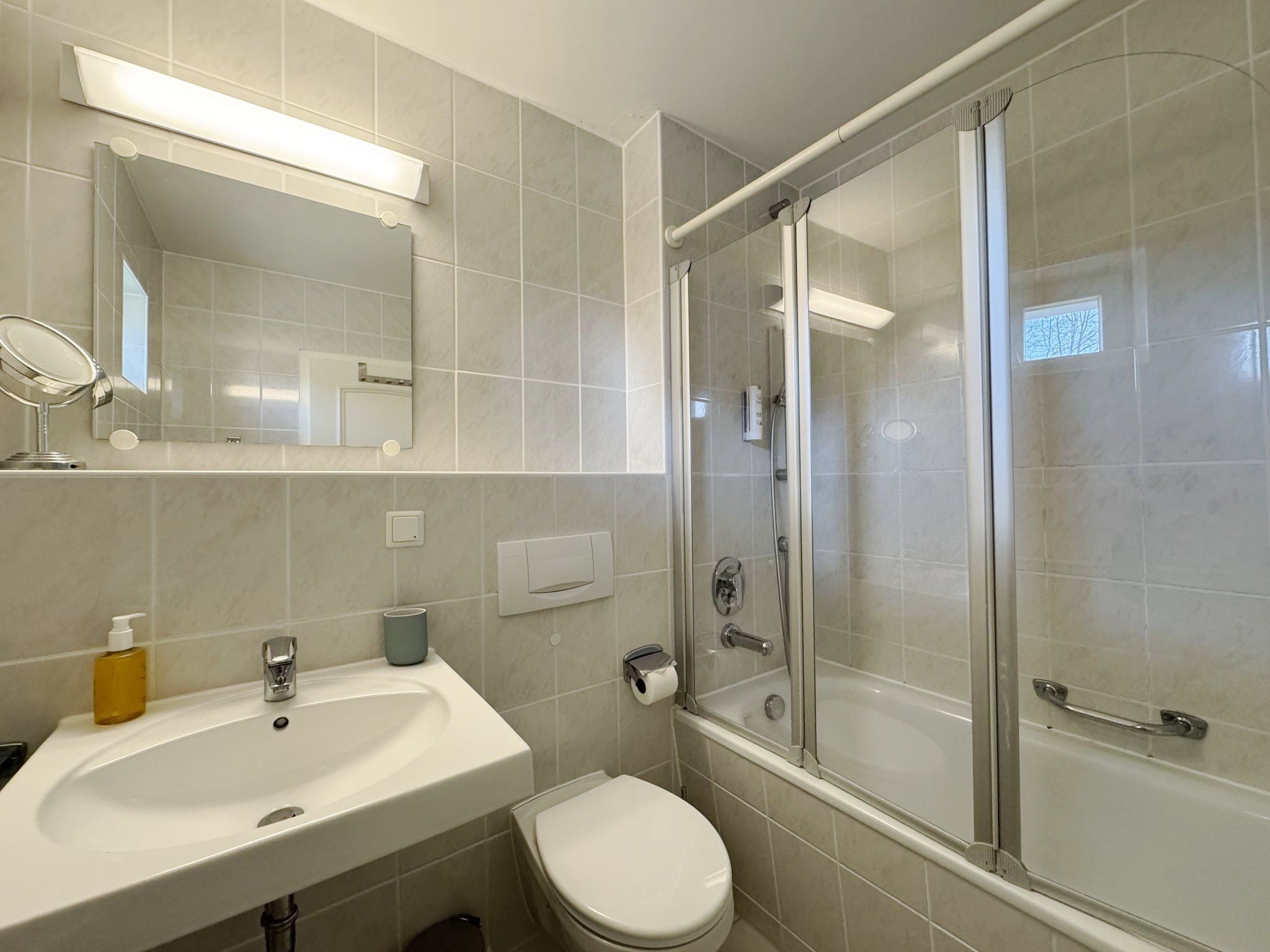 Feriendorf Rugana Klassik Ferienwohnung mit 1 Schlafzimmer und Terrasse (A33) Insel Rügen - Badezimmer