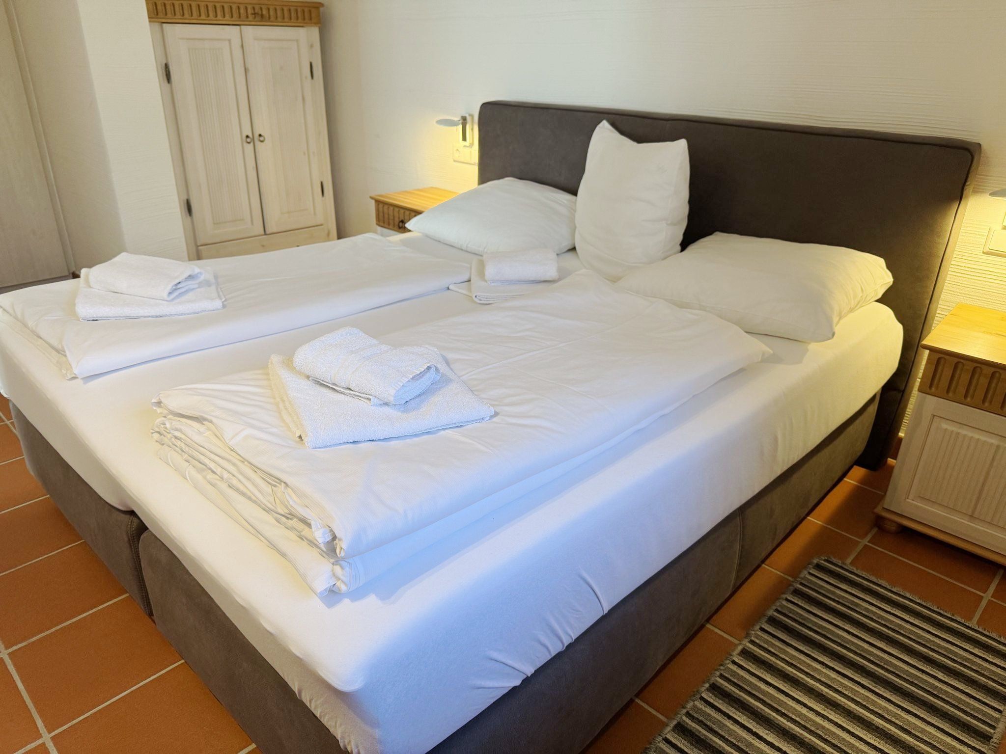 Feriendorf Rugana Komfortplus Ferienwohnung mit 1 Schlafzimmer und Terrasse (A38) Insel Rügen - 