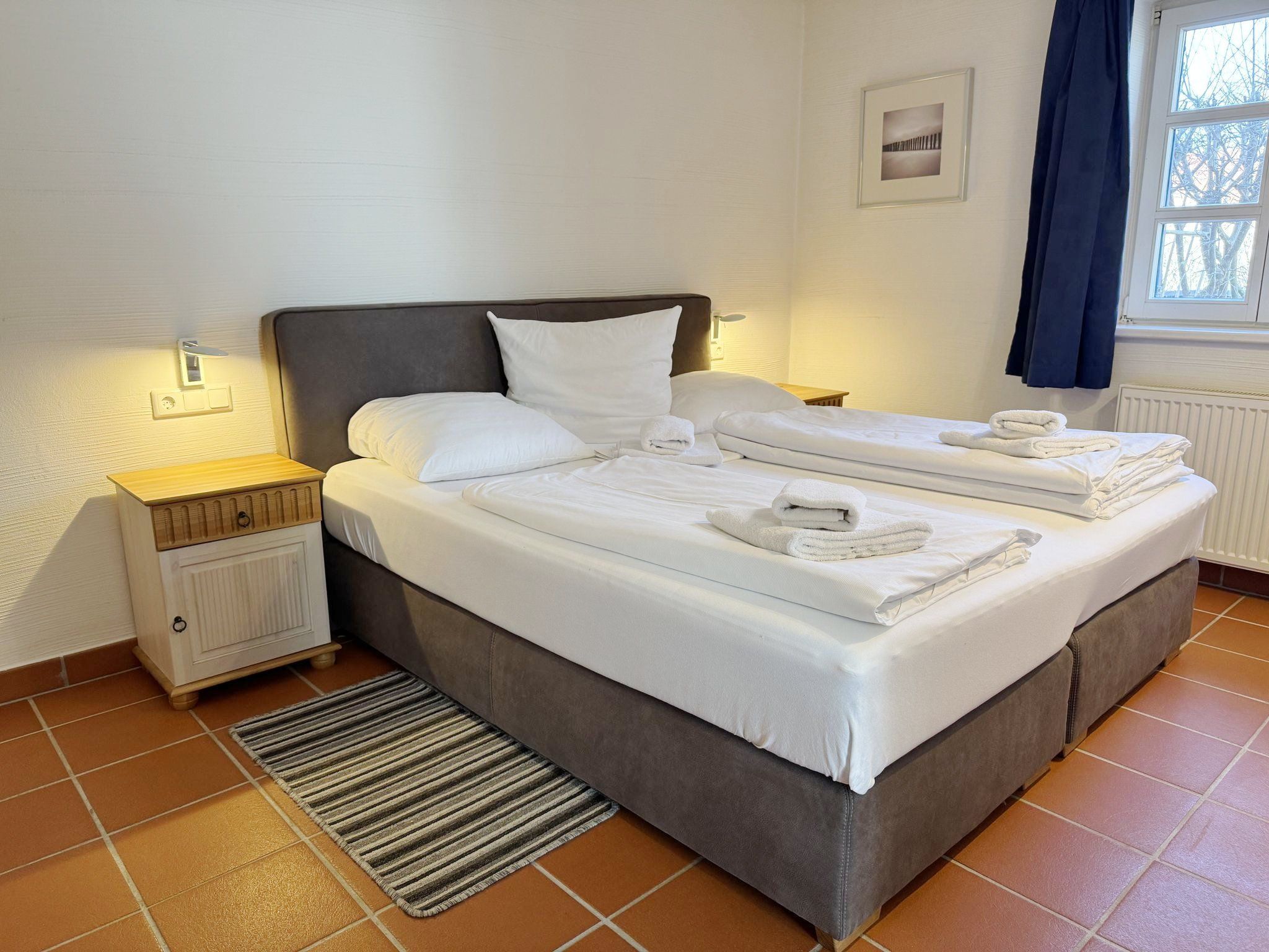 Feriendorf Rugana Komfortplus Ferienwohnung mit 1 Schlafzimmer und Terrasse (A38) Insel Rügen - Schlafzimmer