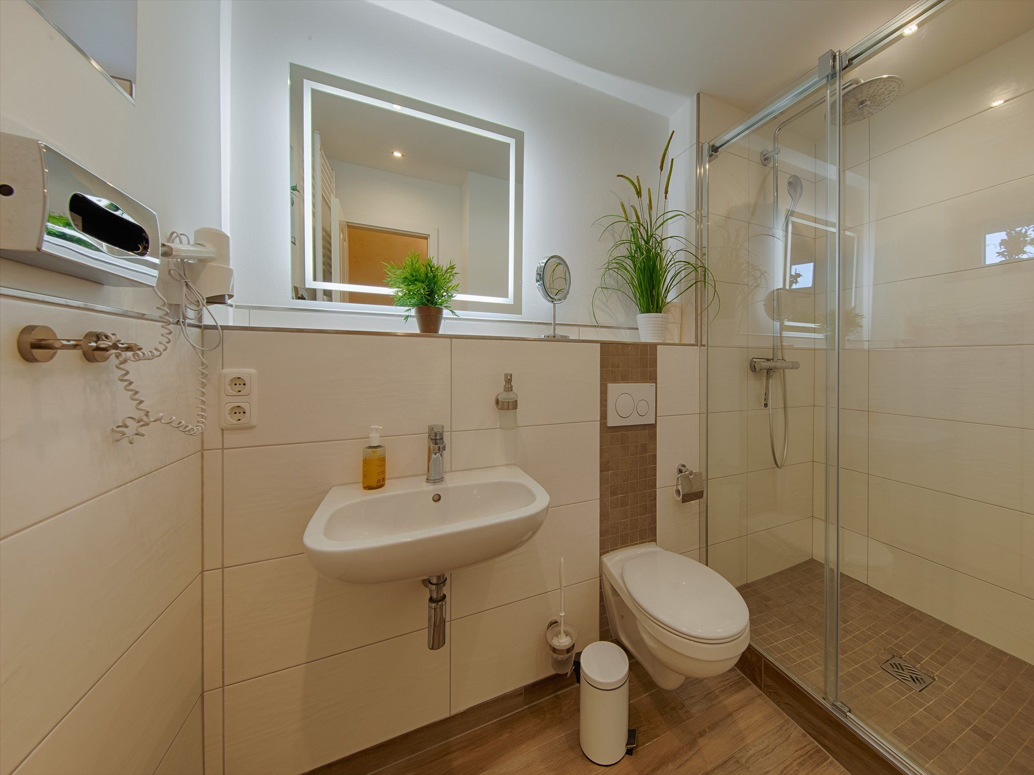 Feriendorf Rugana Klassik Ferienwohnung mit 1 Schlafzimmer und Terrasse (A43) Insel Rügen - Badezimmer