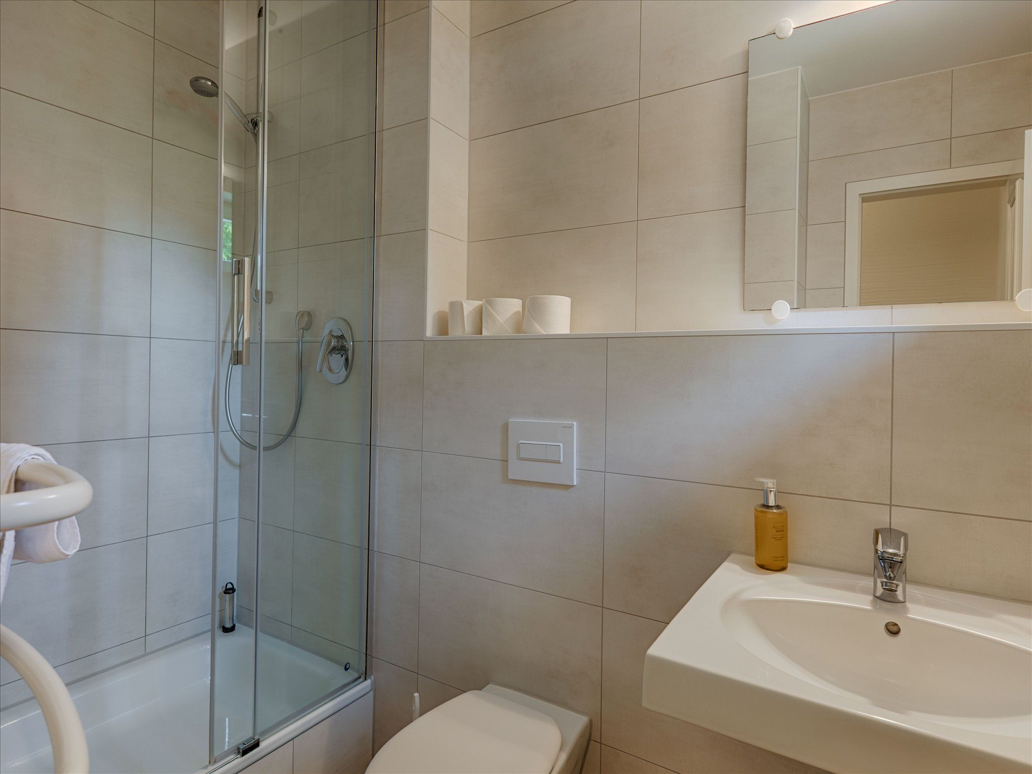Feriendorf Rugana Komfort Ferienwohnung mit 1 Schlafzimmer und Terrasse (A55) Insel Rügen - Badezimmer