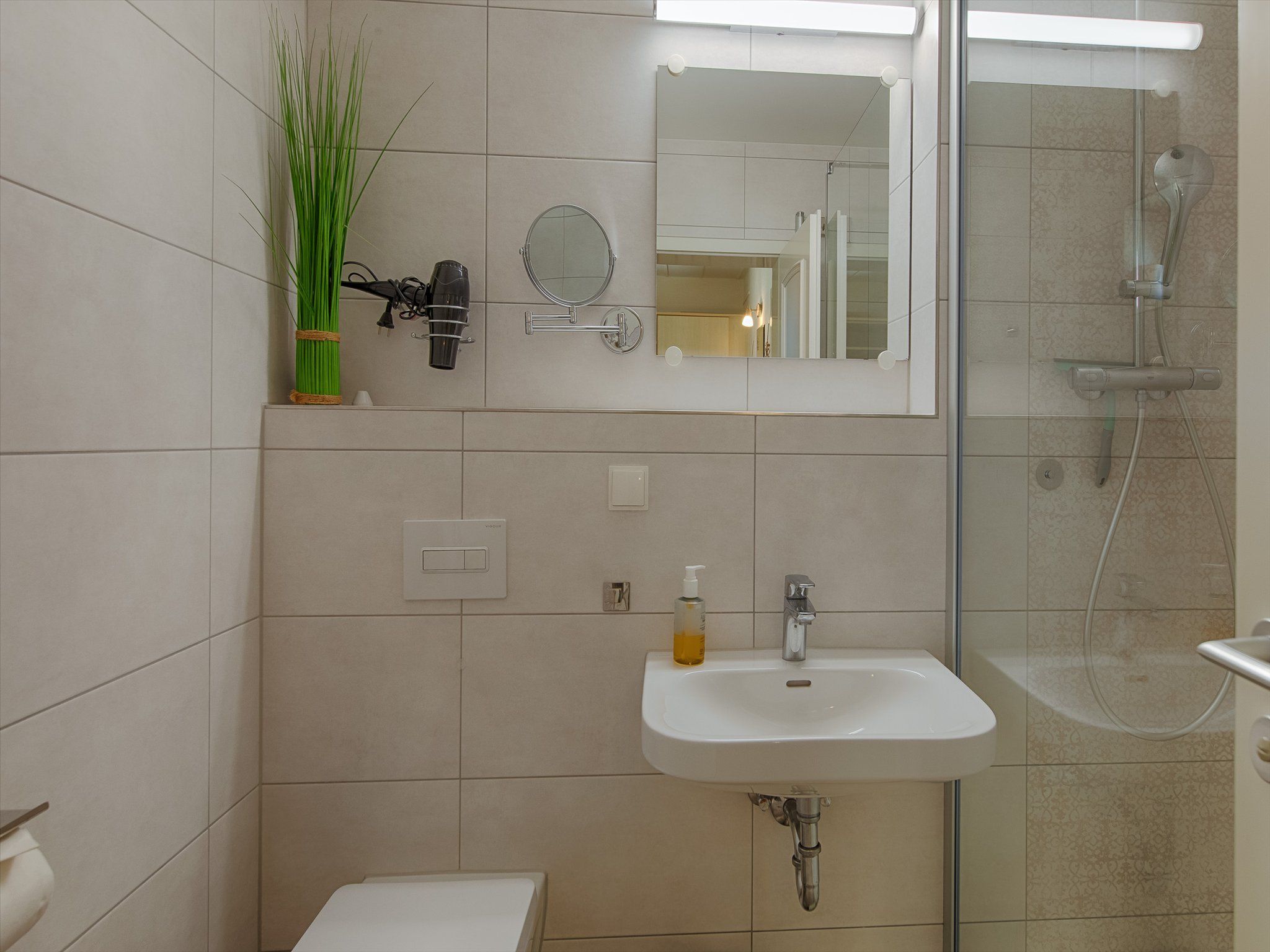 Feriendorf Rugana Komfortplus Ferienwohnung mit 1 Schlafzimmer und Terrasse (B47) Insel Rügen - Badezimmer