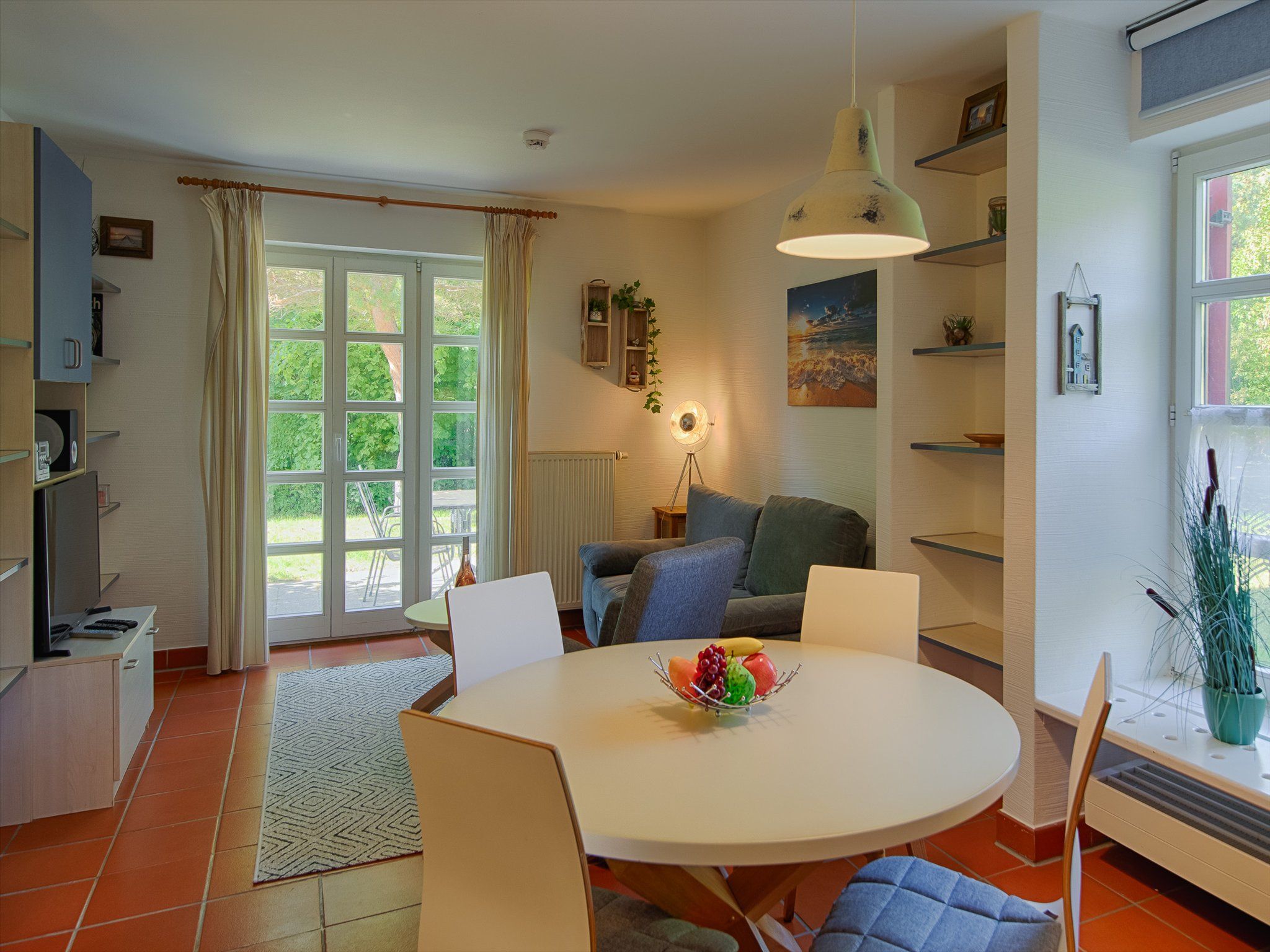 Feriendorf Rugana Komfortplus Ferienwohnung mit 1 Schlafzimmer und Terrasse (B47) Insel Rügen - Wohnzimmer
