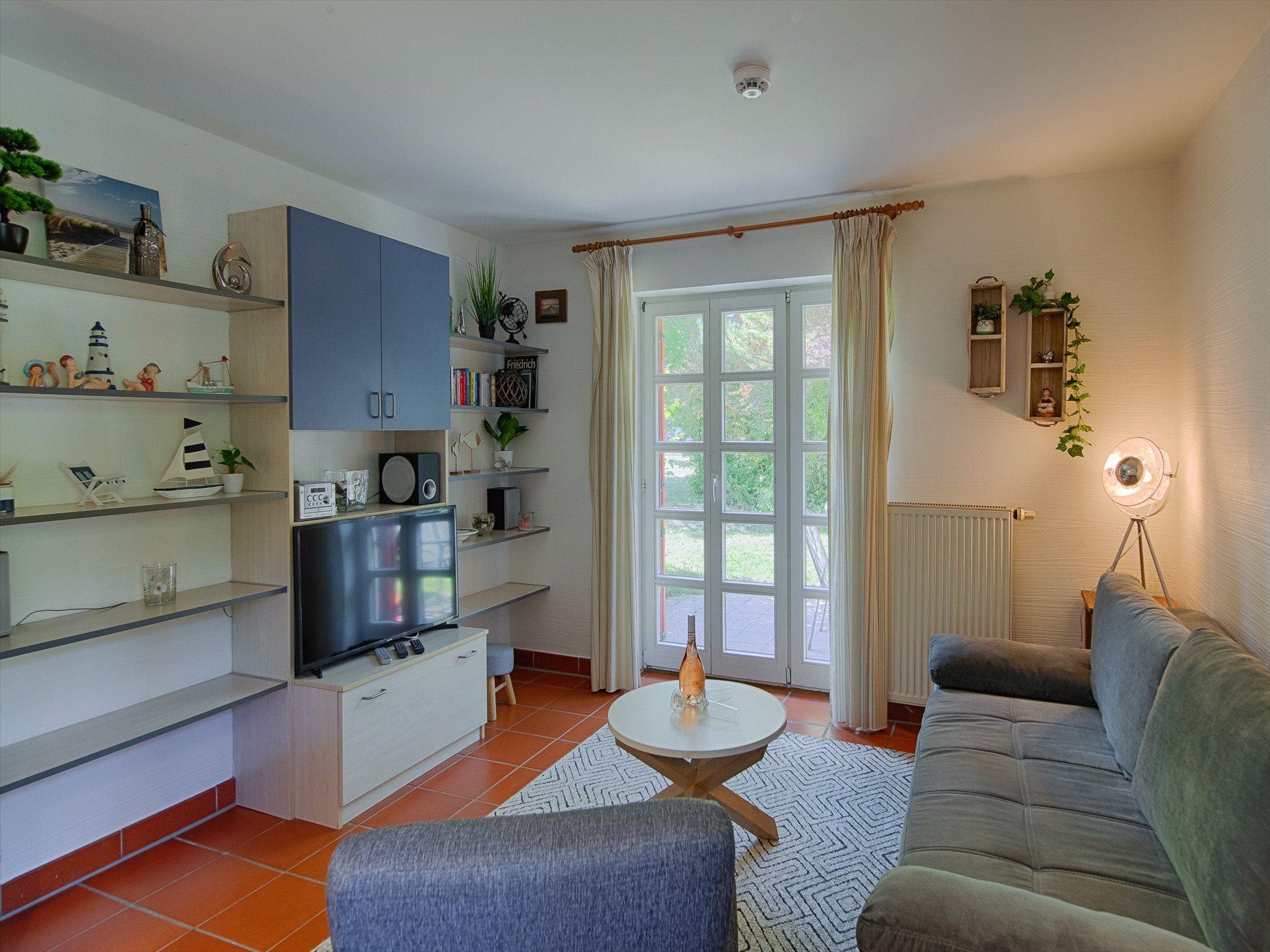 Feriendorf Rugana Komfortplus Ferienwohnung mit 1 Schlafzimmer und Terrasse (B47) Insel Rügen - Wohnzimmer