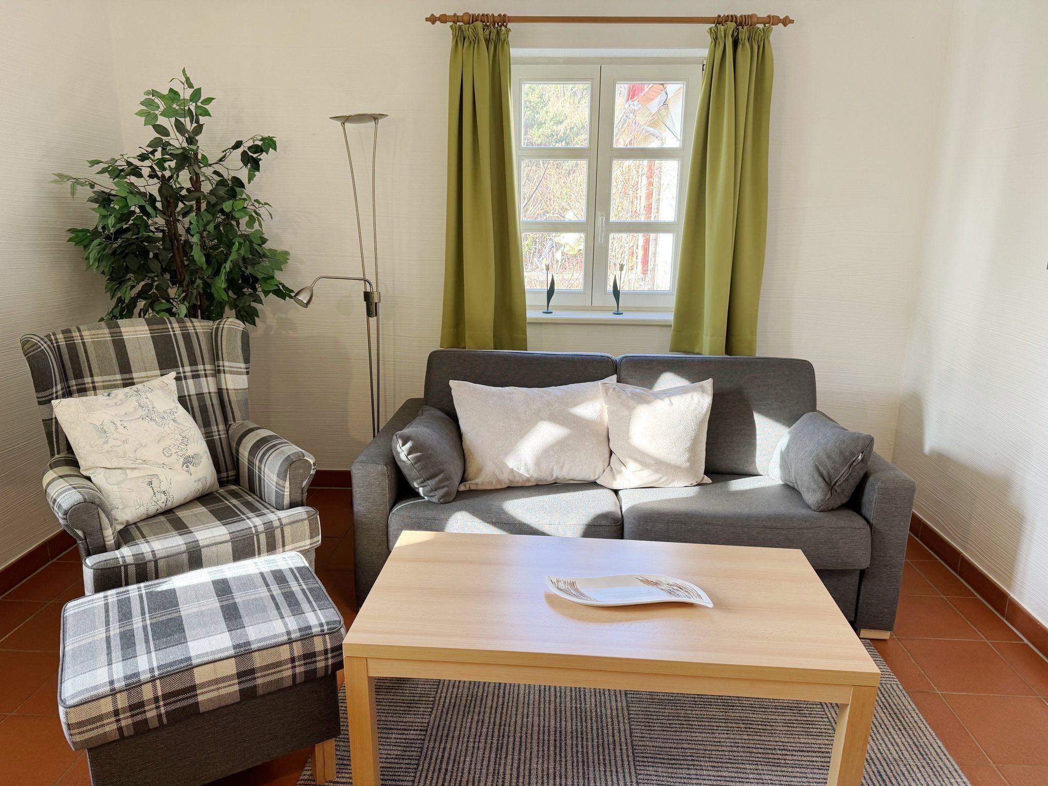 Feriendorf Rugana Komfort Ferienwohnung mit 1 Schlafzimmer und Terrasse (B52) Insel Rügen - Wohnzimmer