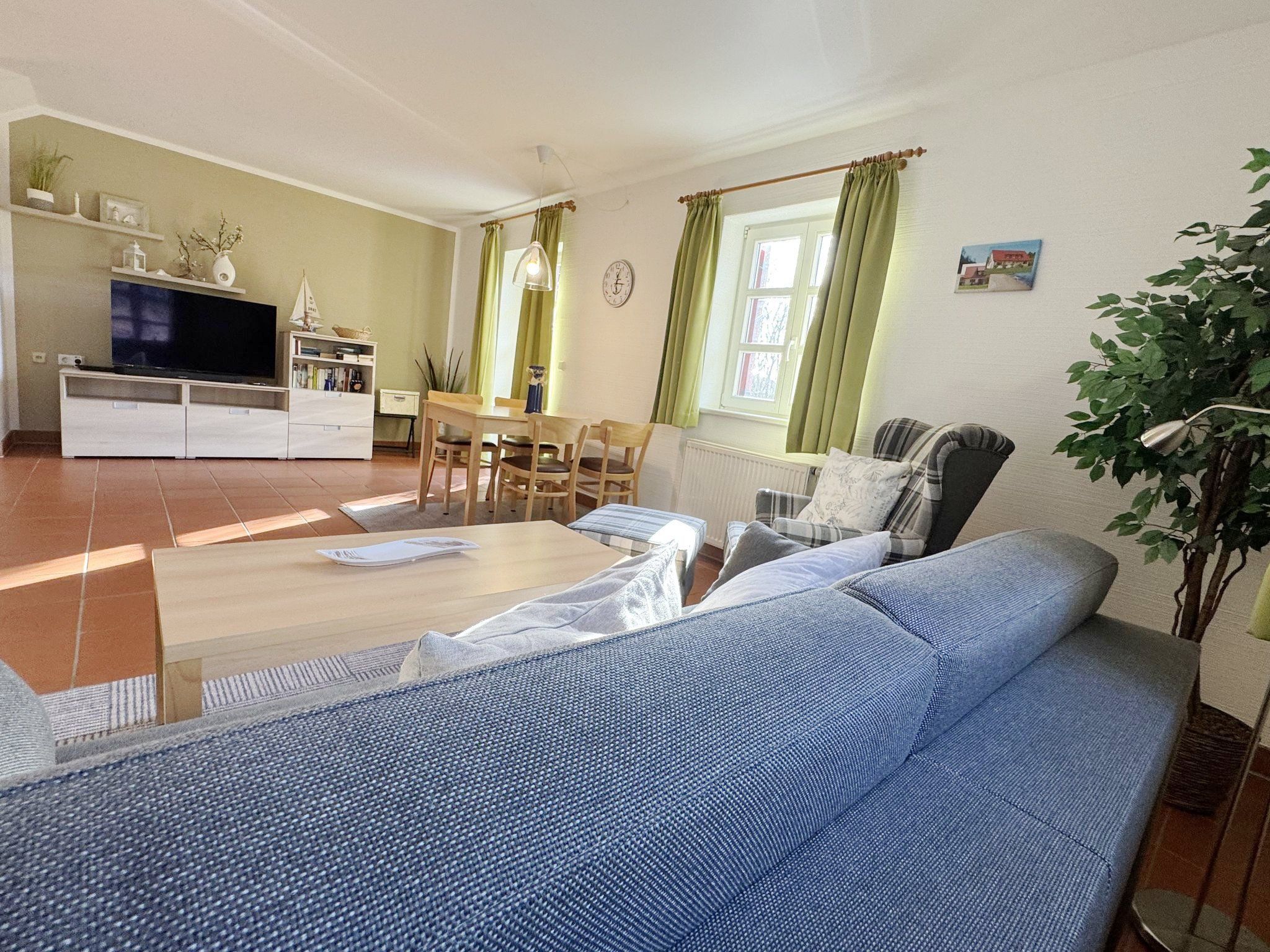 Feriendorf Rugana Komfort Ferienwohnung mit 1 Schlafzimmer und Terrasse (B52) Insel Rügen - Wohnzimmer