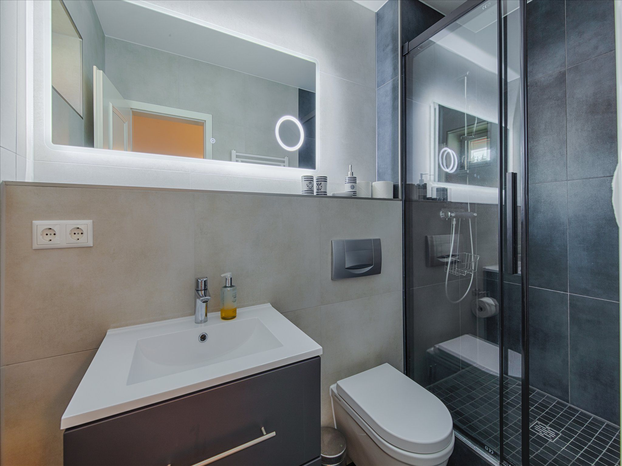 Feriendorf Rugana Komfortplus Ferienwohnung mit 1 Schlafzimmer und Terrasse (B62) Insel Rügen - Badezimmer