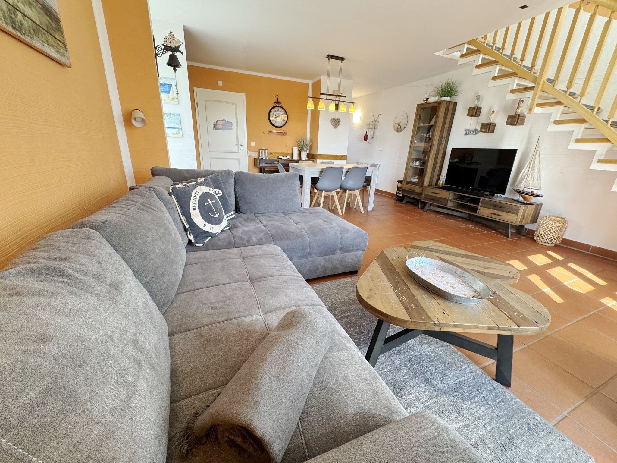 Feriendorf Rugana Komfort Ferienwohnung mit 2 Schlafzimmern und Terrasse (C05) Insel Rügen - Wohnzimmer