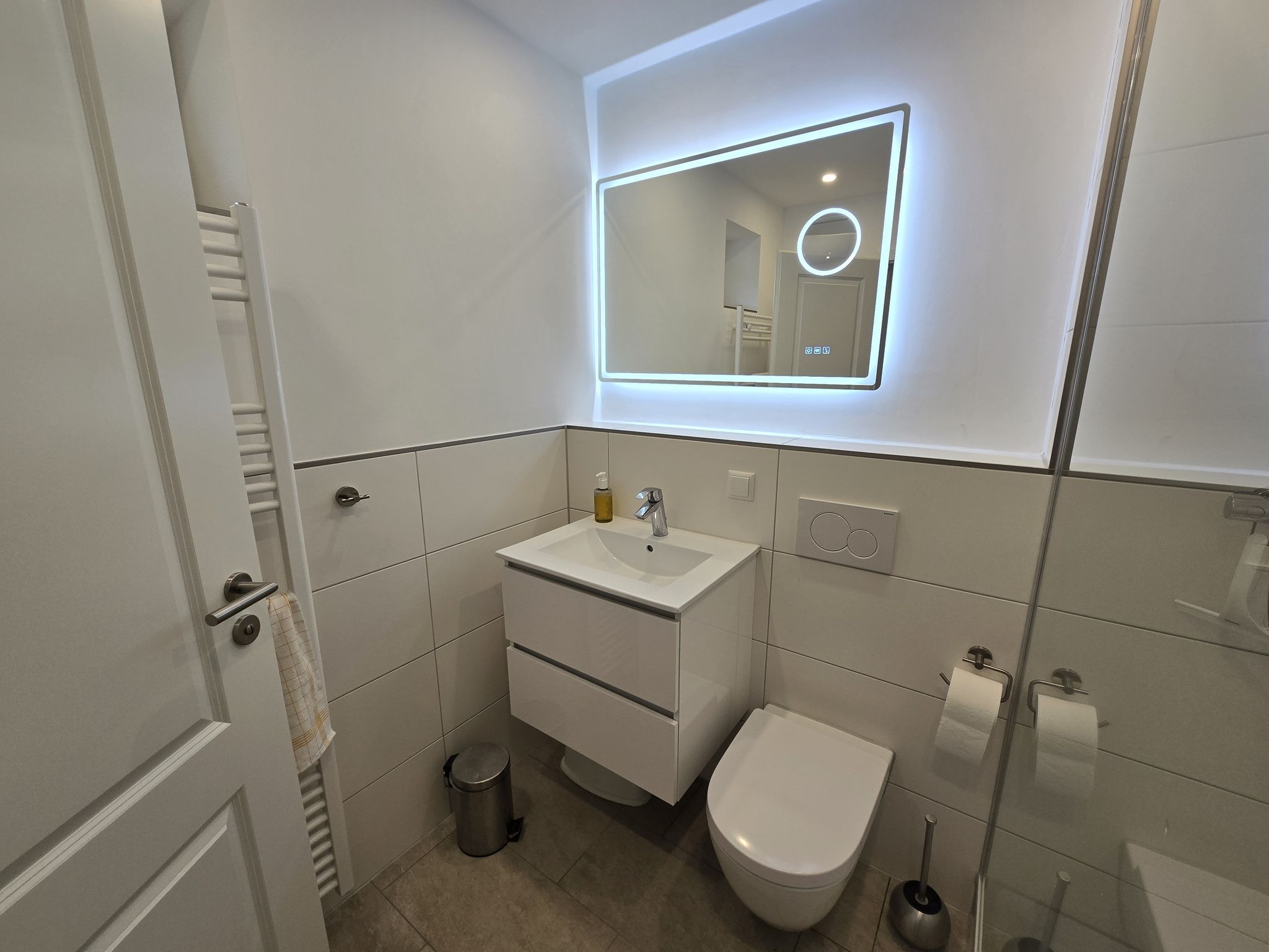 Feriendorf Rugana Komfortplus Ferienwohnung mit 1 Schlafzimmer und Terrasse (C08) Insel Rügen - Badezimmer