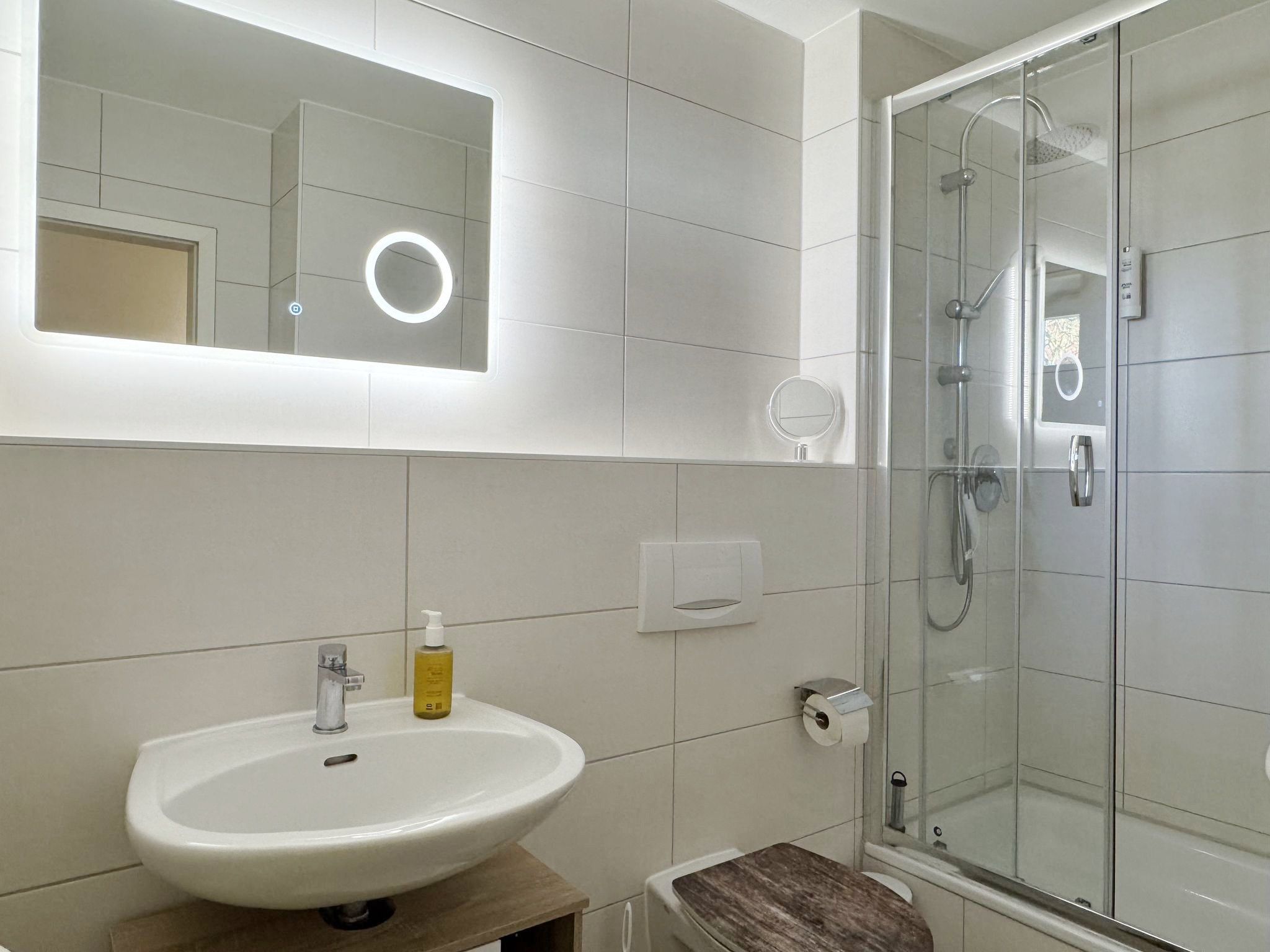 Feriendorf Rugana Komfortplus Ferienwohnung mit 1 Schlafzimmern und Terrasse (C39) Insel Rügen - Badezimmer
