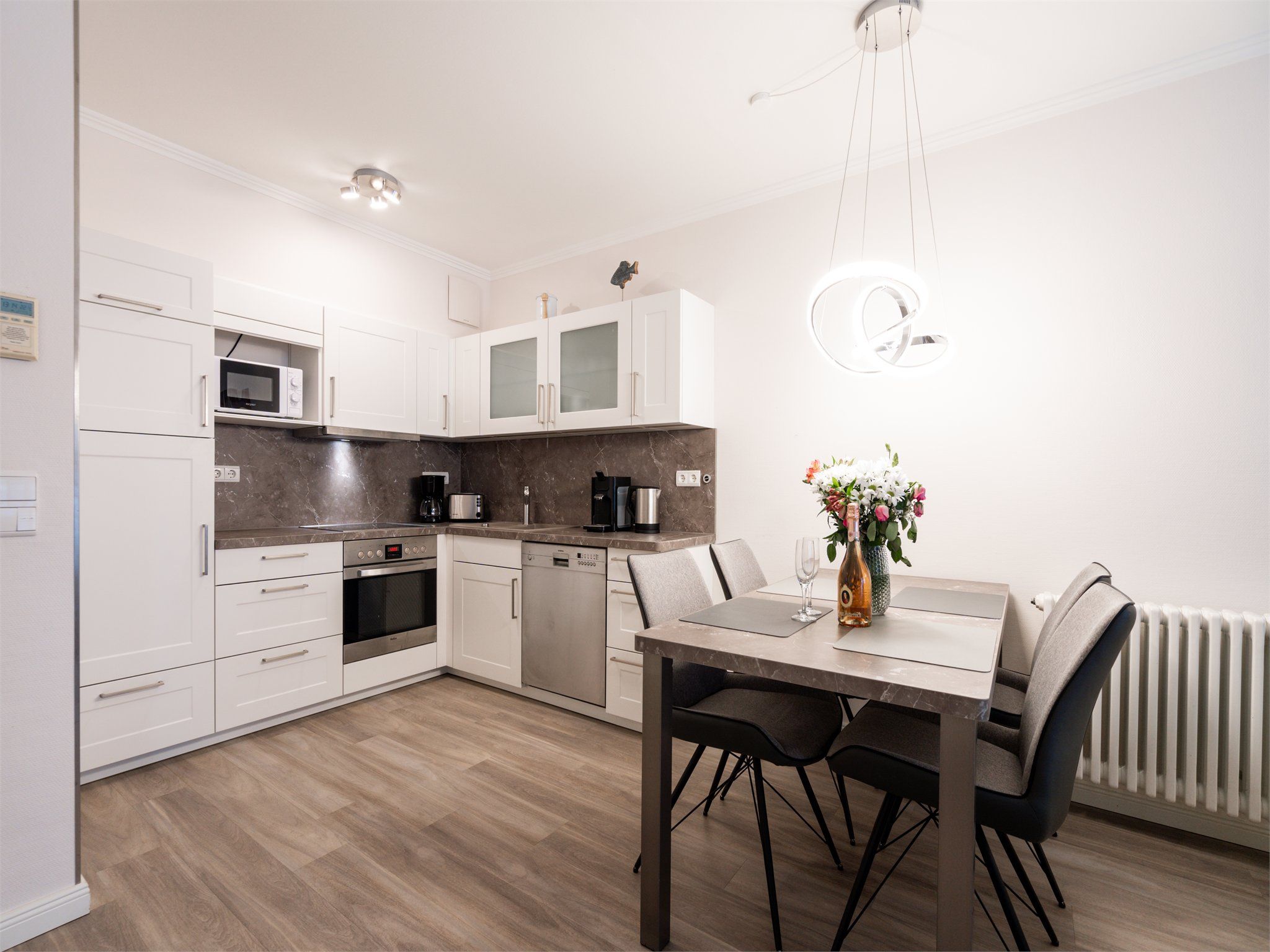 Dünenpark Binz Komfortplus Ferienwohnung mit 2 Schlafzimmern und Balkon im Obergeschoss (005) Insel Rügen - Küche / Küchenzeile