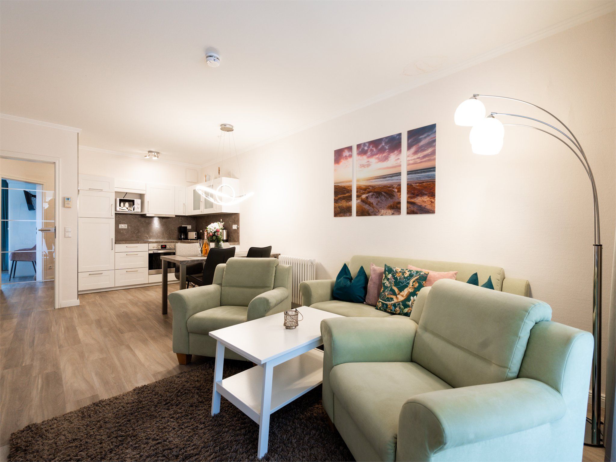 Dünenpark Binz Komfortplus Ferienwohnung mit 2 Schlafzimmern und Balkon im Obergeschoss (005) Insel Rügen - Wohnzimmer
