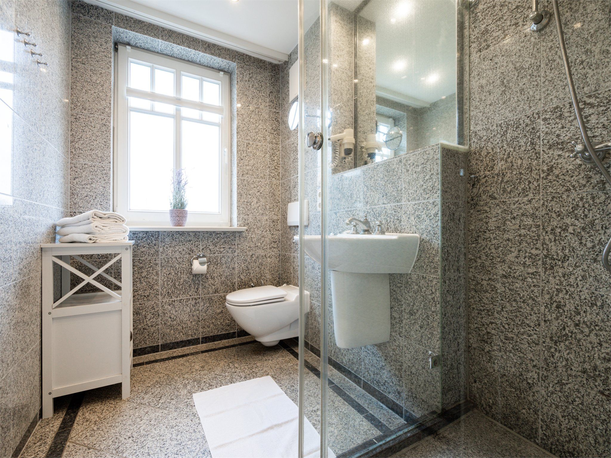 Dünenpark Binz Komfortplus Ferienwohnung mit 2 Schlafzimmern und Balkon im Obergeschoss (005) Insel Rügen - Badezimmer