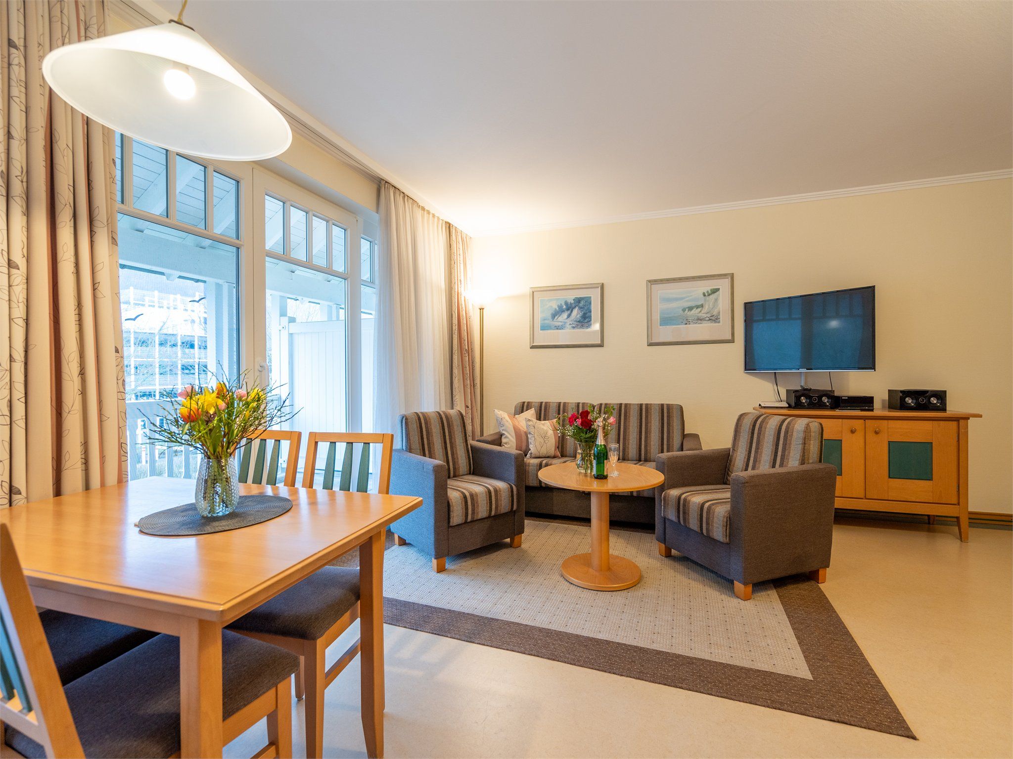 Dünenpark Binz Klassik Ferienwohnung mit 1 Schlafzimmer und Balkon im Obergeschoss (006) Insel Rügen - Wohnzimmer