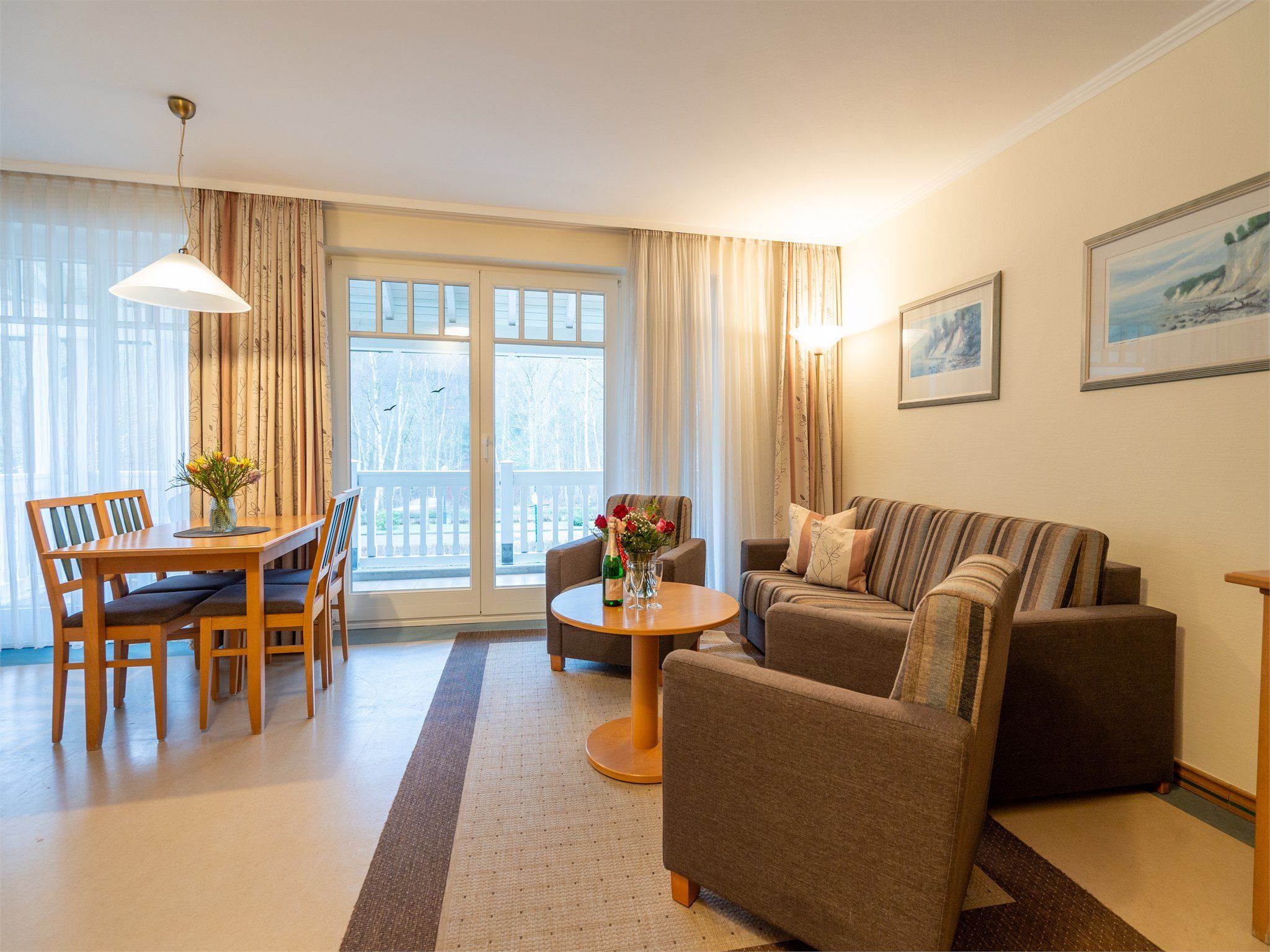 Dünenpark Binz Klassik Ferienwohnung mit 1 Schlafzimmer und Balkon im Obergeschoss (006) Insel Rügen - Wohnzimmer