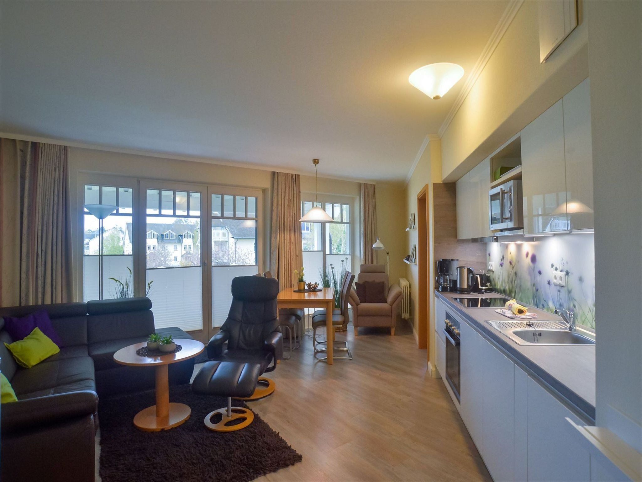 Dünenpark Binz Komfortplus Ferienwohnung mit 1 Schlafzimmer und Balkon im Obergeschoss (007) Insel Rügen - Wohnzimmer