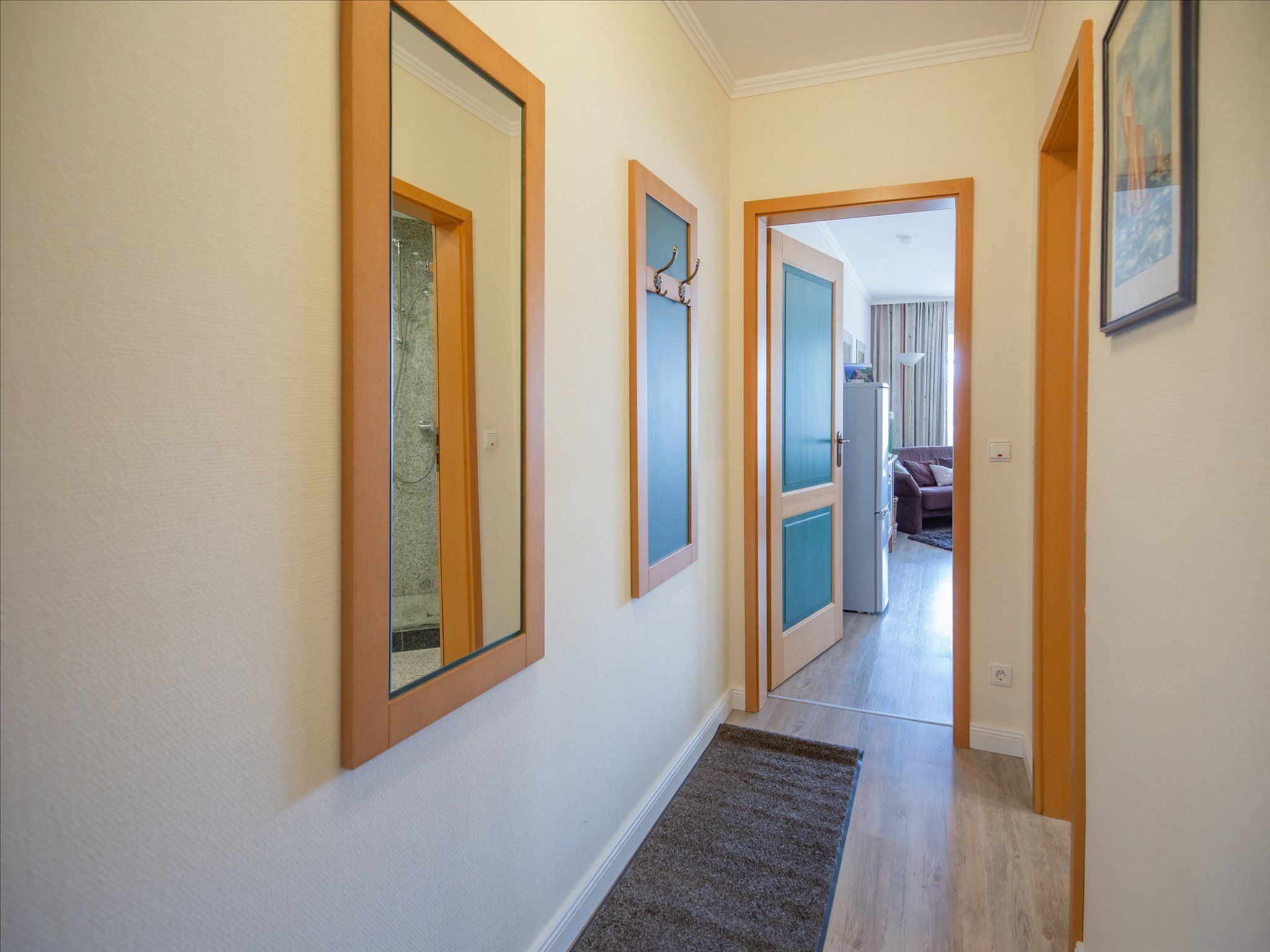 Dünenpark Binz Komfortplus Ferienwohnung mit 1 Schlafzimmer und Balkon im Obergeschoss (007) Insel Rügen - Wohnzimmer