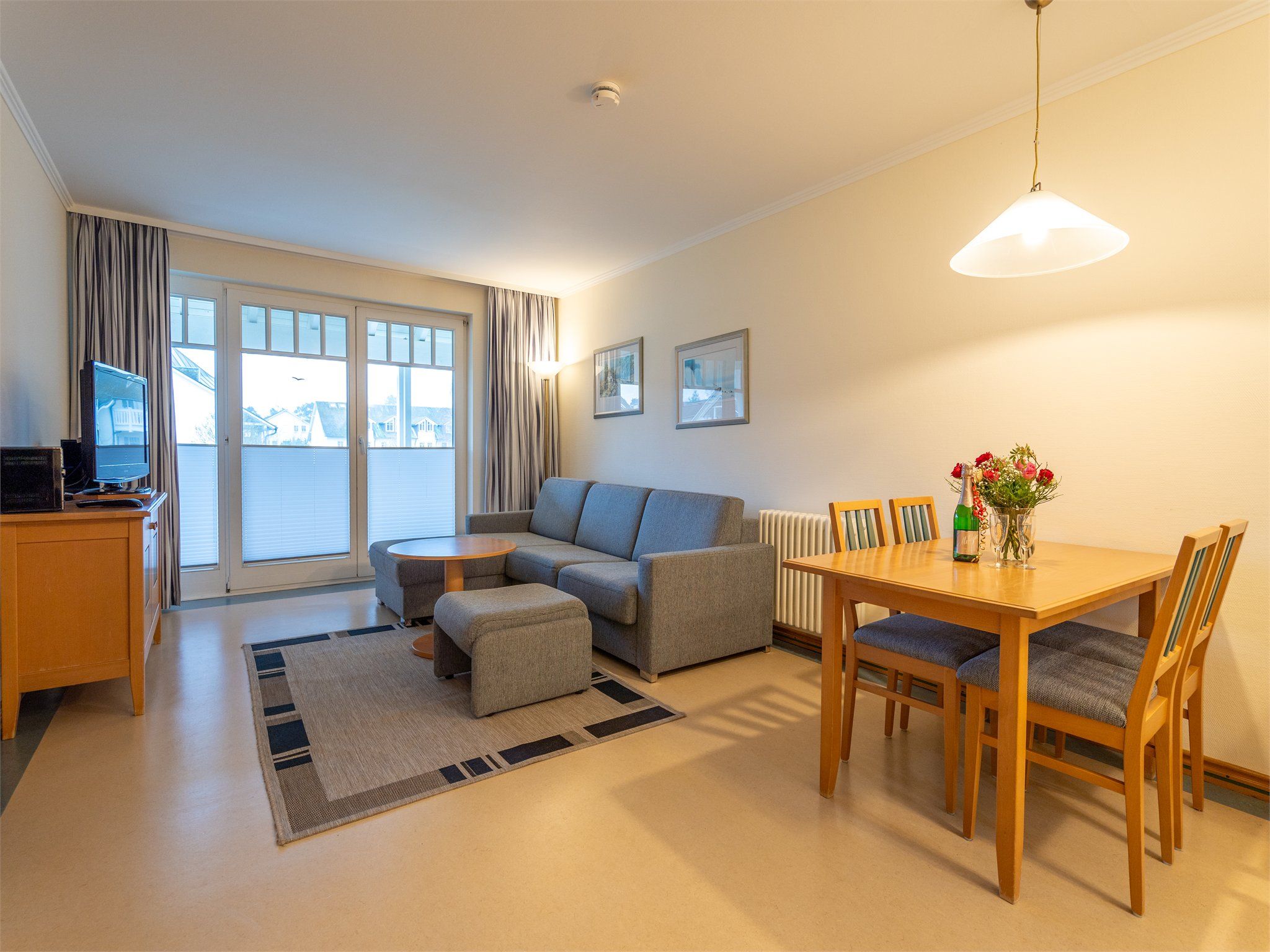 Dünenpark Binz Komfort Ferienwohnung mit 2 Schlafzimmern und Balkon im Obergeschoss (008) Insel Rügen - Wohnzimmer