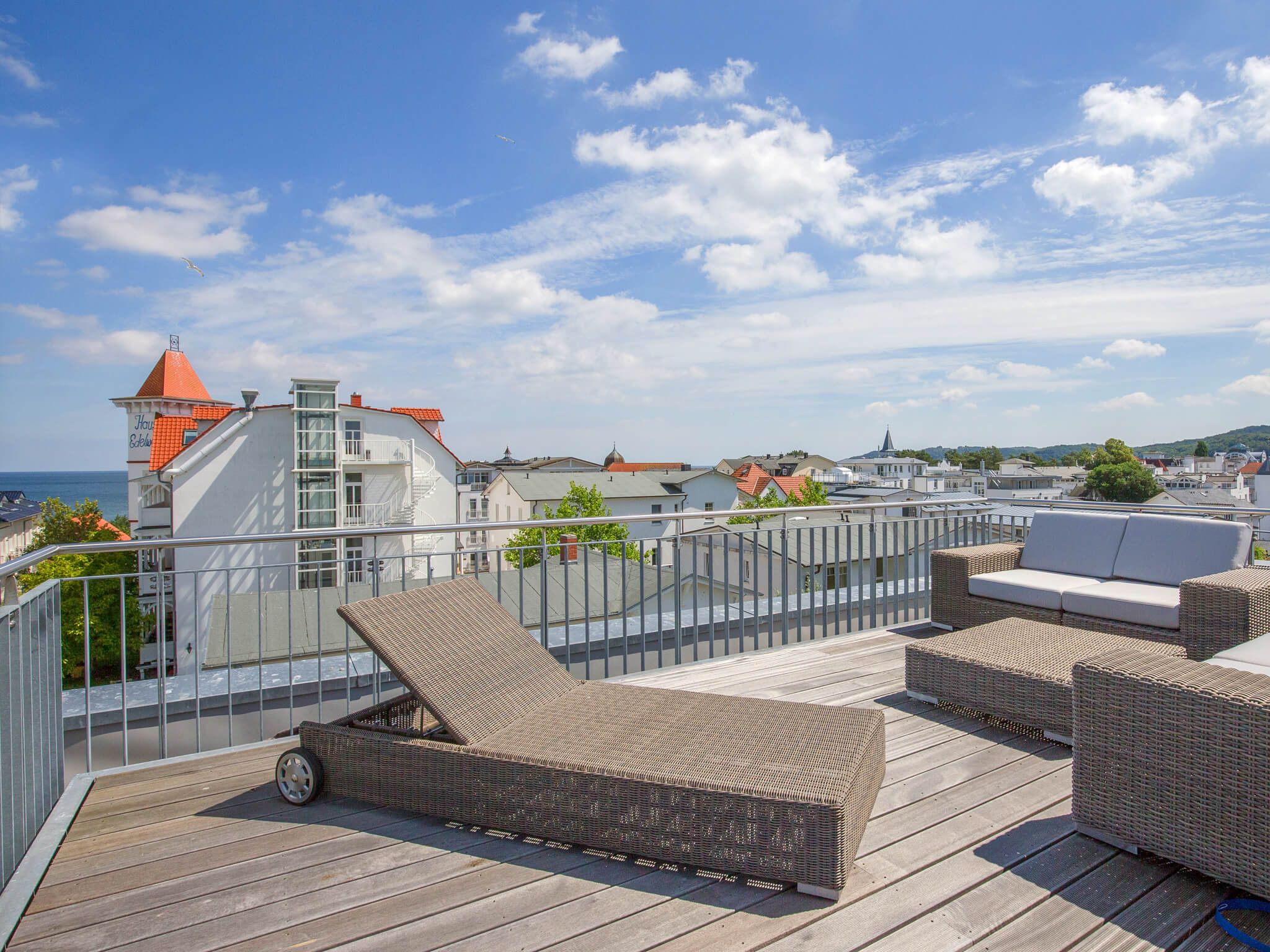 Strandvillen Binz Ferienwohnung mit 2 Schlafzimmern, Terrasse und Balkon (DR/434) Insel Rügen - Terrasse