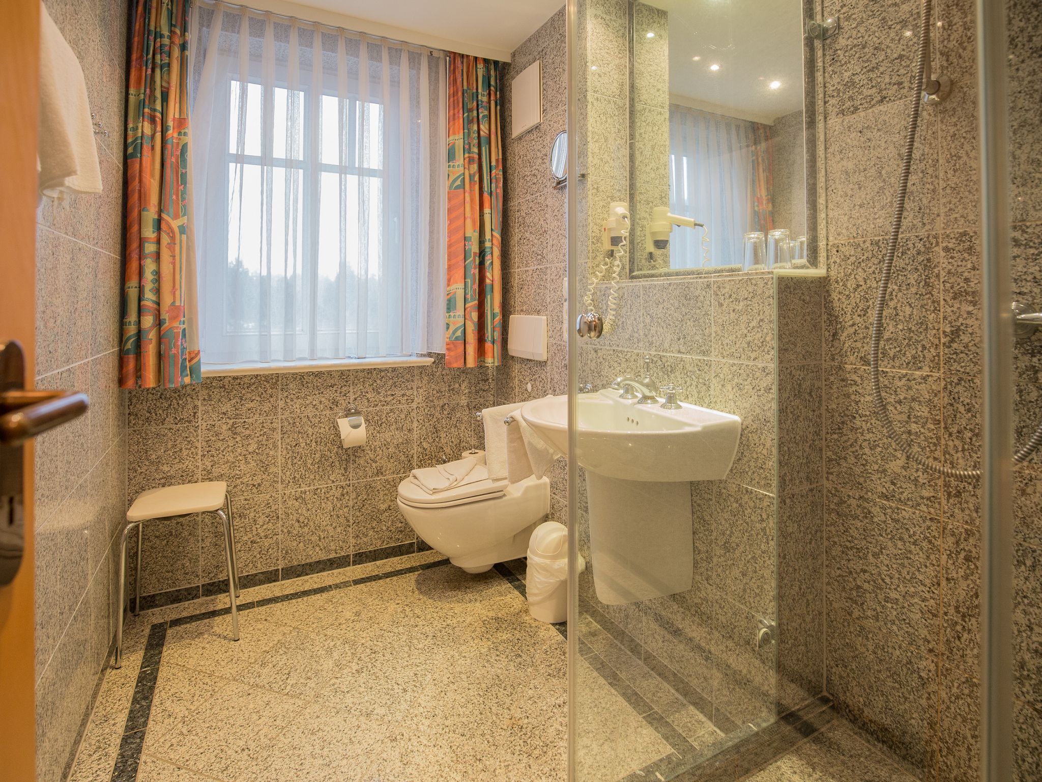 Dünenpark Binz Komfortplus Ferienwohnung mit 2 Schlafzimmern und Balkon im Obergeschoss (005) Insel Rügen - Badezimmer