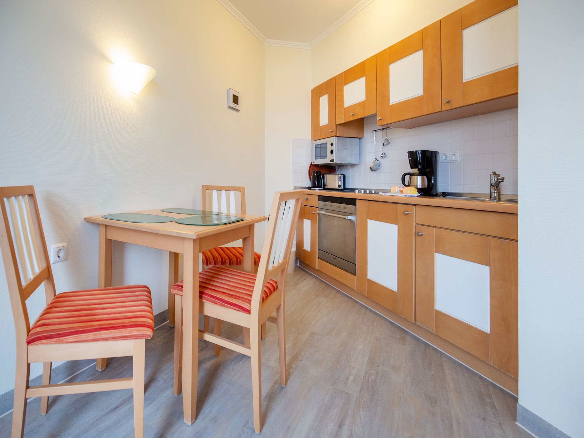 Dünenpark Binz Komfort Ferienwohnung mit 1 Schlafzimmer und Balkon im Dachgeschoss (011) Insel Rügen - Küche / Küchenzeile