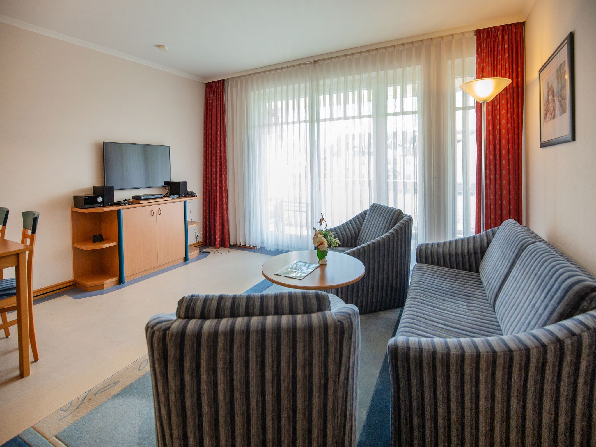 Dünenpark Binz Klassik Ferienwohnung mit 1 Schlafzimmer und Balkon im Obergeschoss (018) Insel Rügen - Wohnzimmer