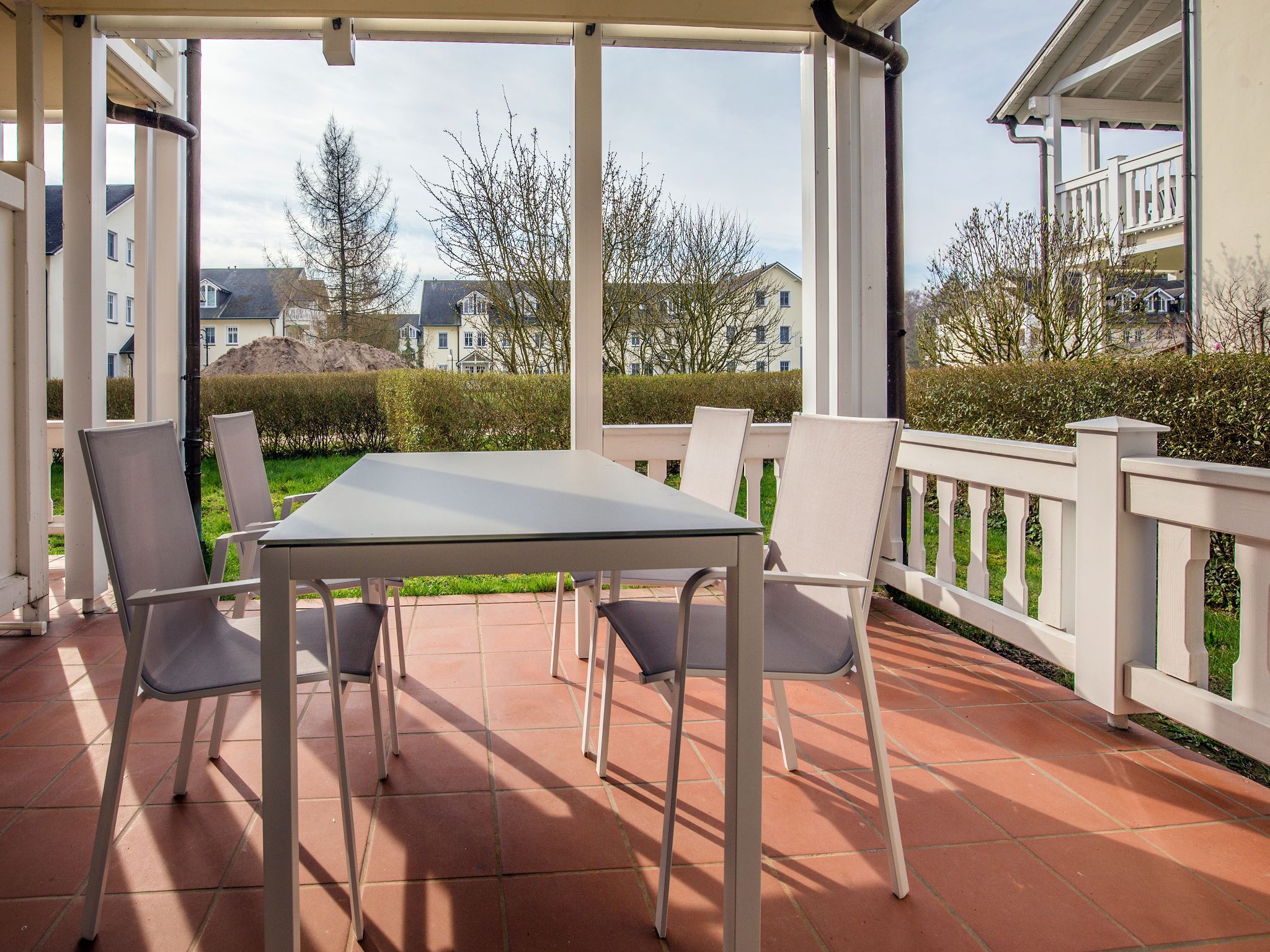 Dünenpark Binz Komfortplus Ferienwohnung mit 1 Schlafzimmer und Terrasse im Erdgeschoss (025) Insel Rügen - Terrasse