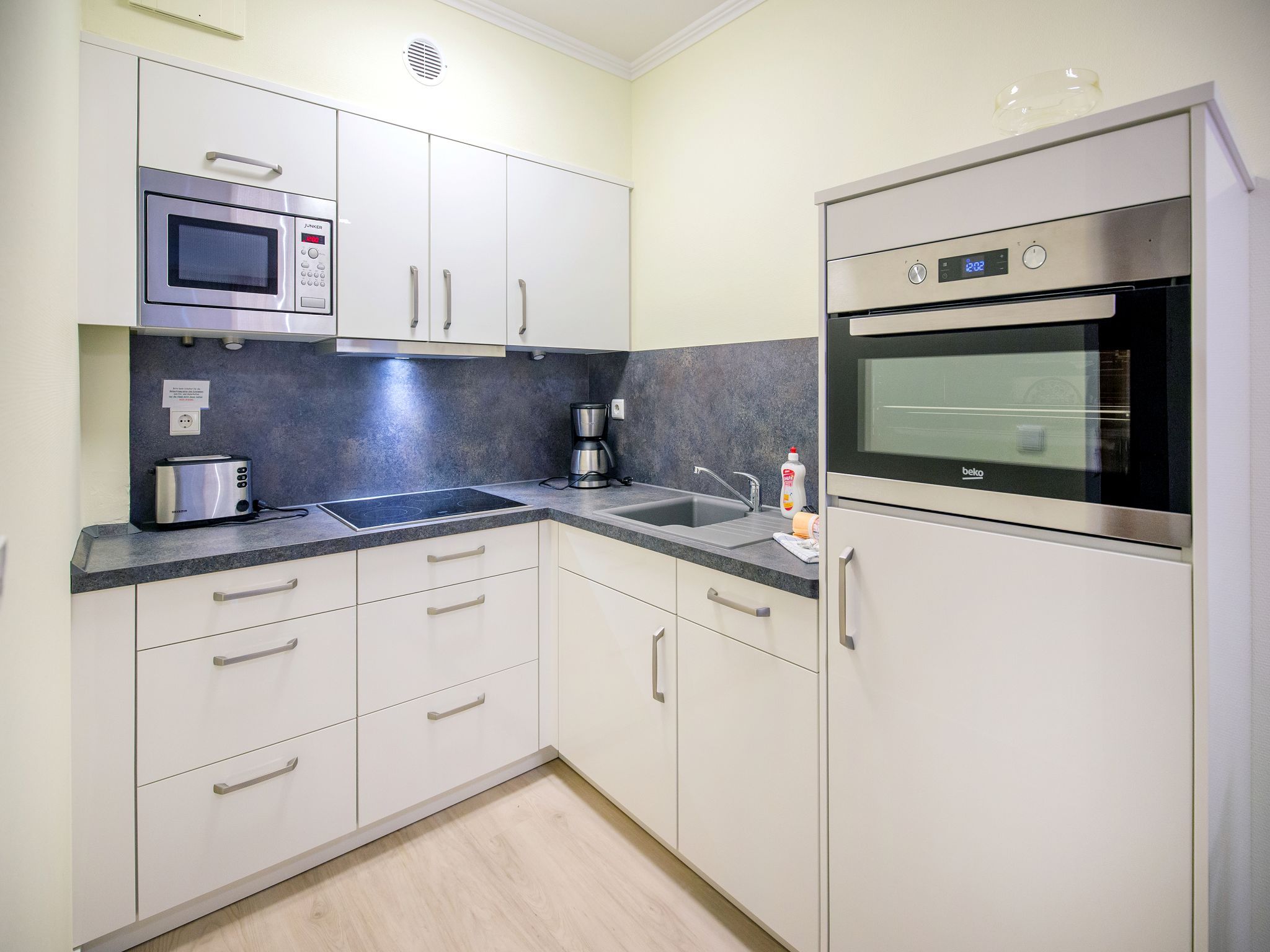 Dünenpark Binz Komfortplus Ferienwohnung mit 1 Schlafzimmer und Terrasse im Erdgeschoss (042) Insel Rügen - Küche / Küchenzeile