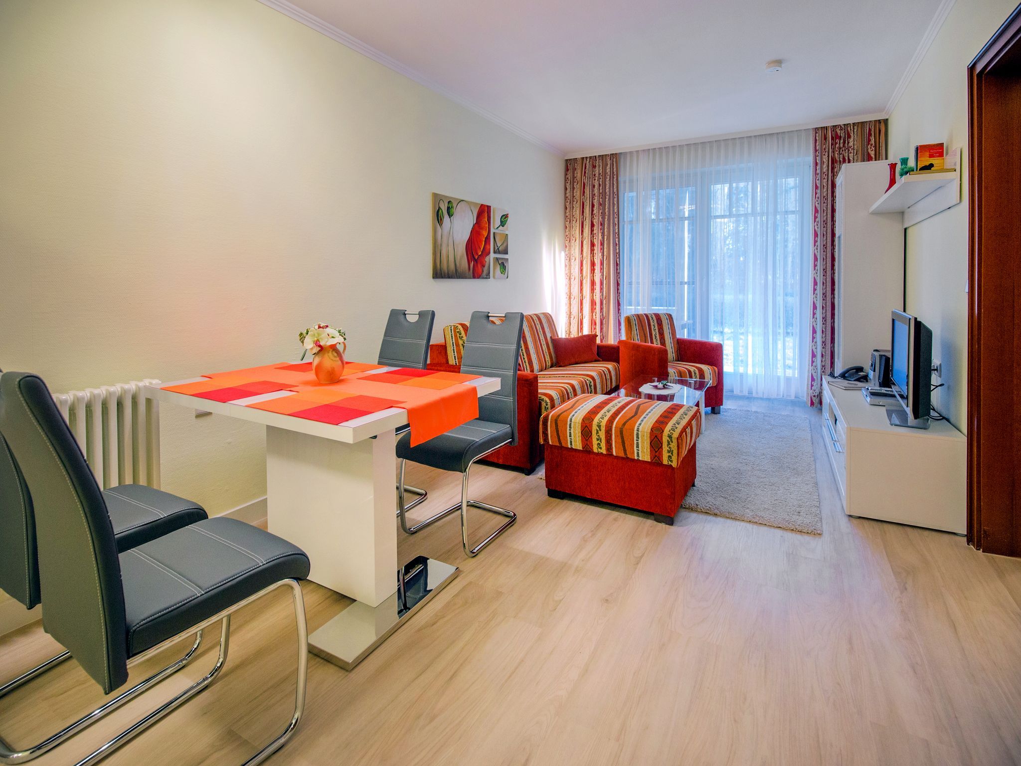 Dünenpark Binz Komfortplus Ferienwohnung mit 1 Schlafzimmer und Terrasse im Erdgeschoss (042) Insel Rügen - Wohnzimmer