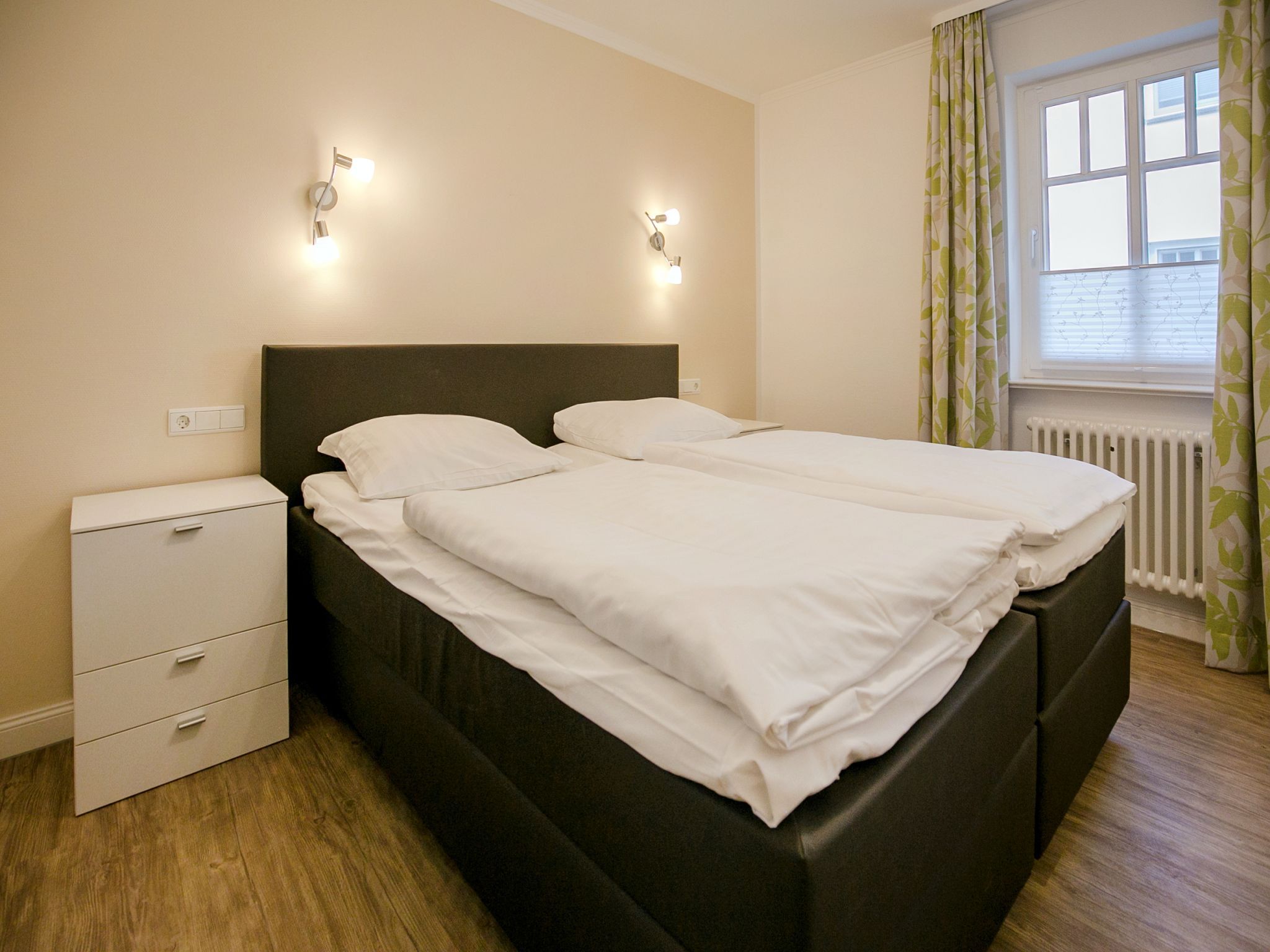 Dünenpark Binz Komfortplus Ferienwohnung mit 1 Schlafzimmer und Terrasse im Erdgeschoss (043) Insel Rügen - Schlafzimmer