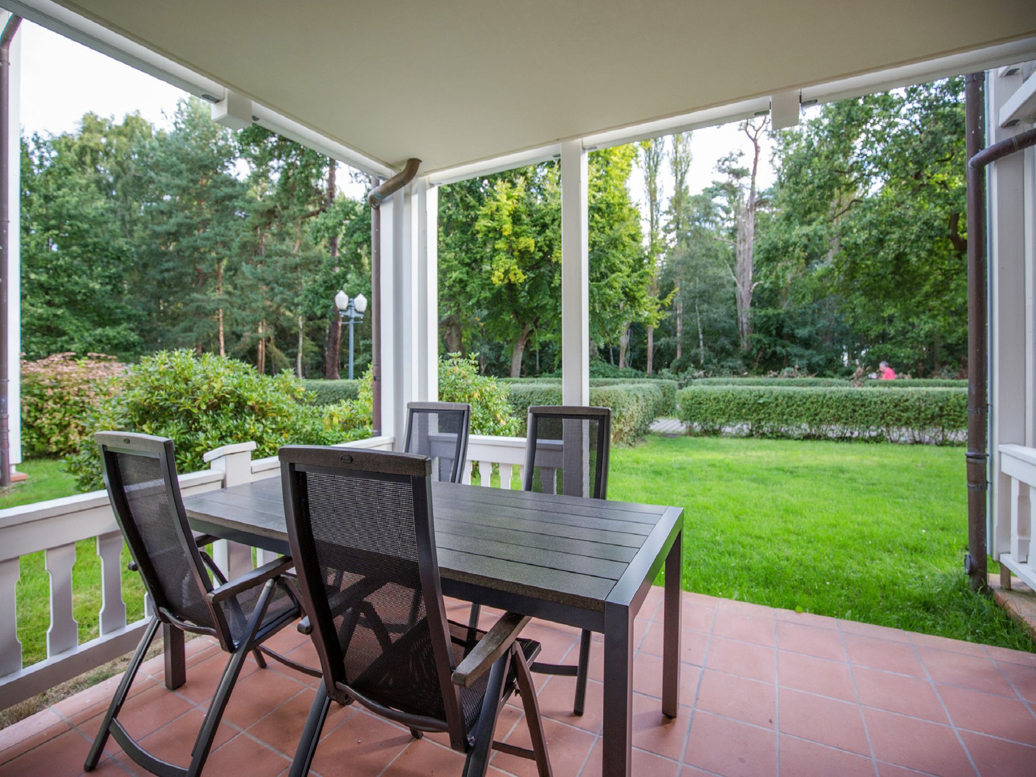 Dünenpark Binz Komfortplus Ferienwohnung mit 1 Schlafzimmer und Terrasse im Erdgeschoss (043) Insel Rügen - Terrasse