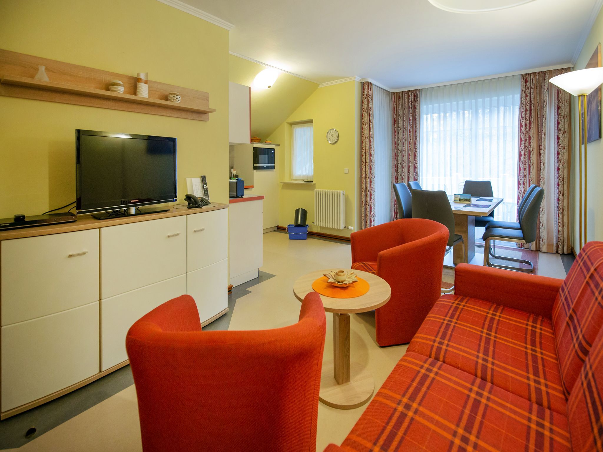 Dünenpark Binz Komfortplus Ferienwohnung mit 2 Schlafzimmern und Balkon im Dachgeschoss (048) Insel Rügen - Wohnzimmer