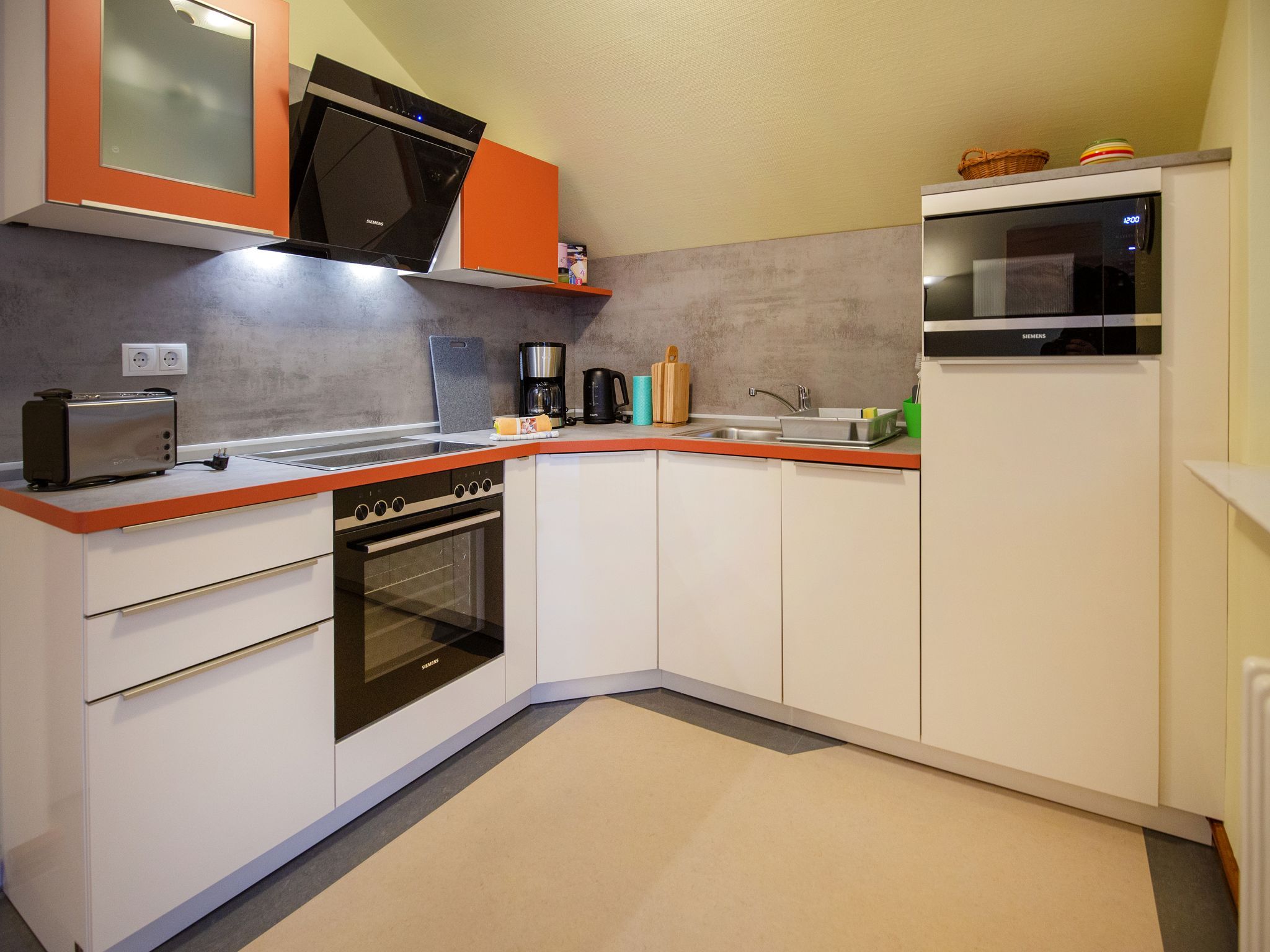 Dünenpark Binz Komfortplus Ferienwohnung mit 2 Schlafzimmern und Balkon im Dachgeschoss (048) Insel Rügen - Küche / Küchenzeile