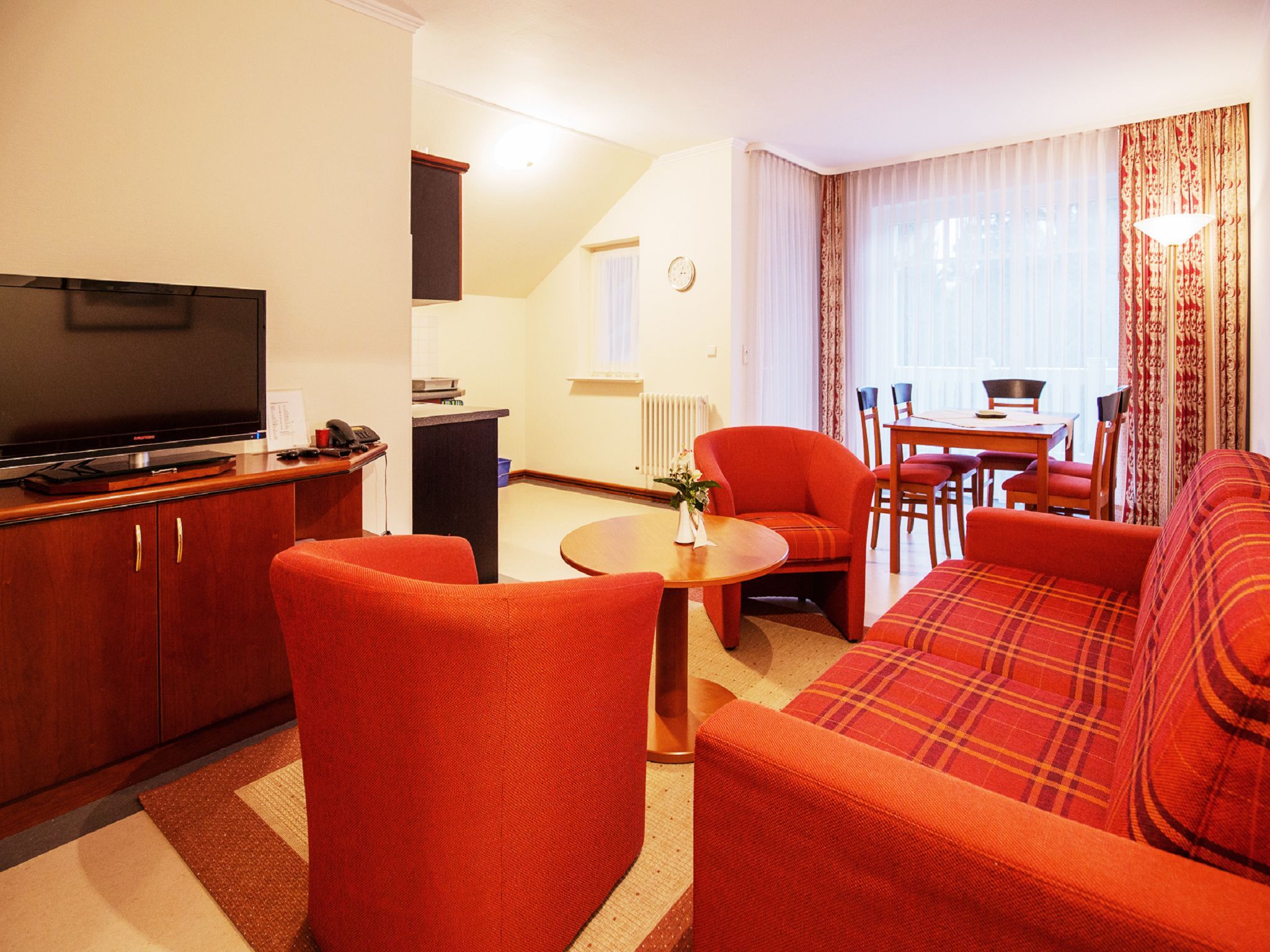 Dünenpark Binz Komfortplus Ferienwohnung mit 2 Schlafzimmern und Balkon im Dachgeschoss (048) Insel Rügen - Wohnzimmer