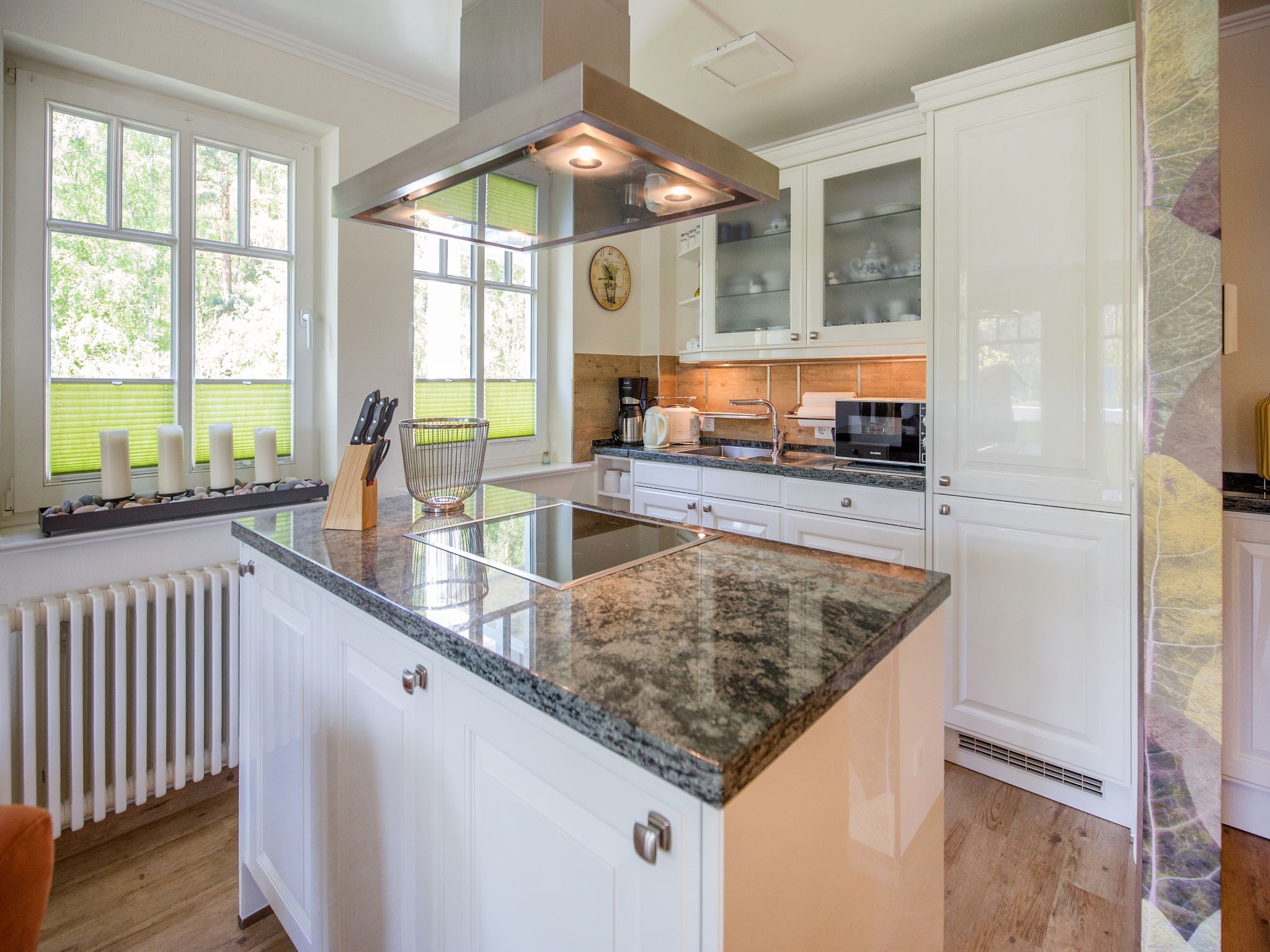 Dünenpark Binz Komfortplus Ferienwohnung mit 1 Schlafzimmer und Balkon im Obergeschoss (054) Insel Rügen - Küche / Küchenzeile