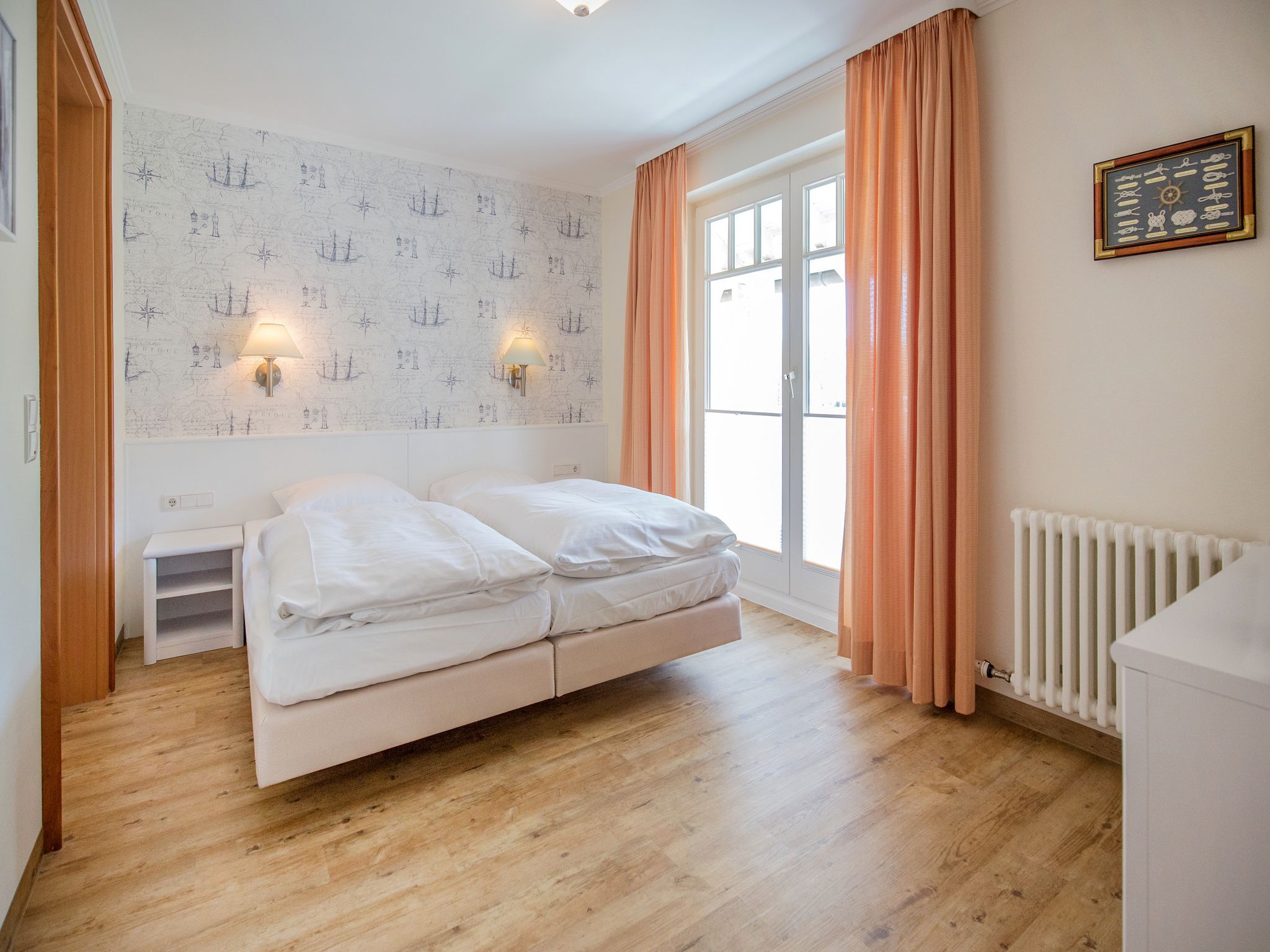 Dünenpark Binz Komfortplus Ferienwohnung mit 1 Schlafzimmer und Balkon im Obergeschoss (054) Insel Rügen - Schlafzimmer