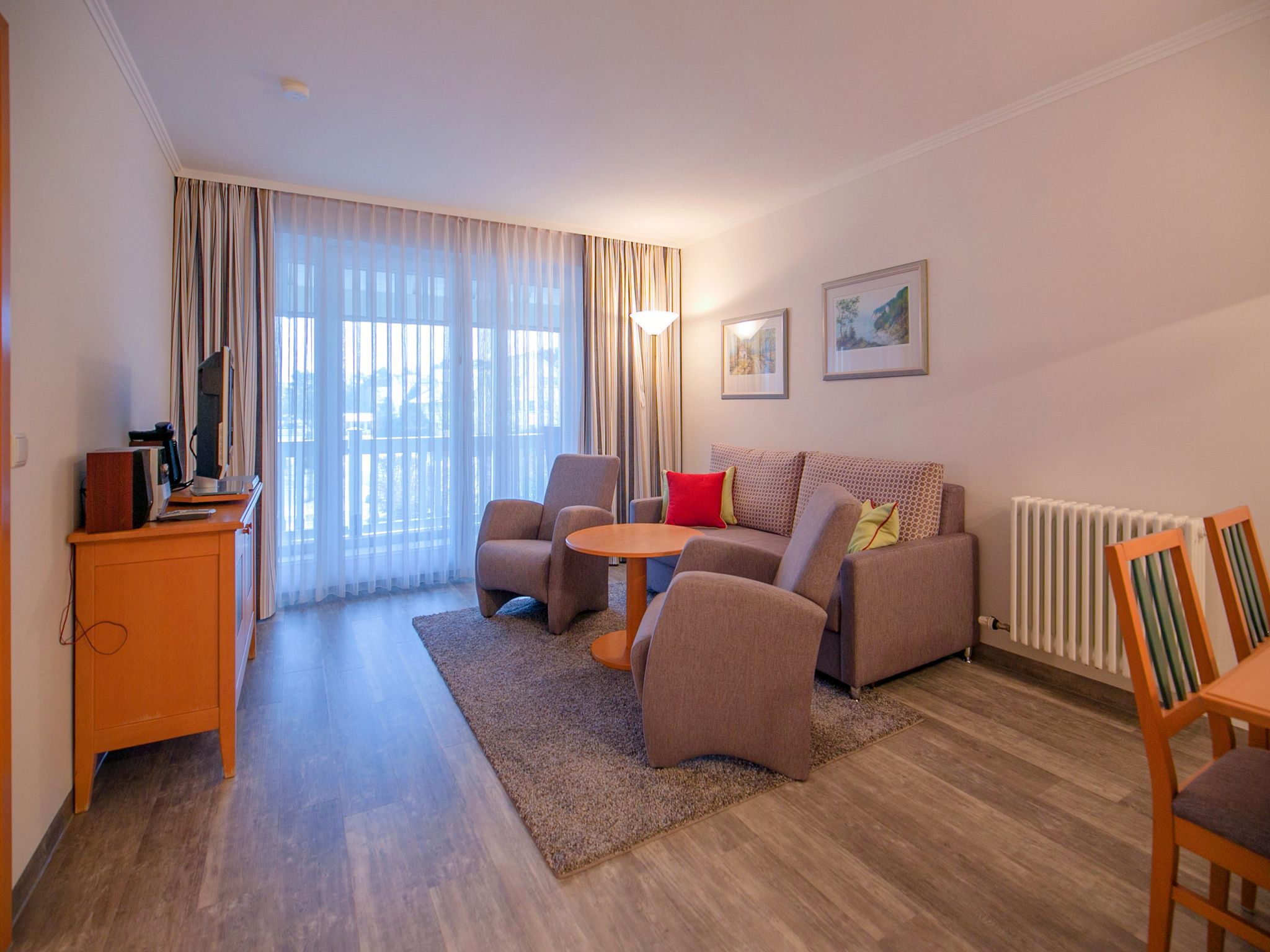 Dünenpark Binz Komfort Ferienwohnung mit 2 Schlafzimmern und Balkon im Obergeschoss (068) Insel Rügen - Wohnzimmer