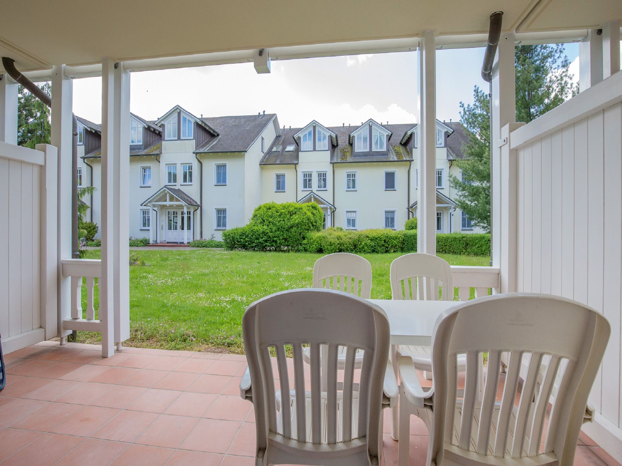 Dünenpark Binz Komfort Ferienwohnung mit 1 Schlafzimmer und Terrasse im Erdgeschoss (075) Insel Rügen - Terrasse